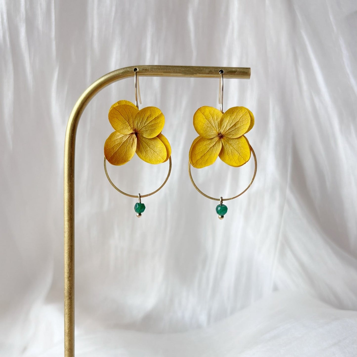 Boucles d’oreilles fleurs stabilisée Hana&Alice avec perle jaune, cadeau unique pour témoins ou demoiselles d’honneur.