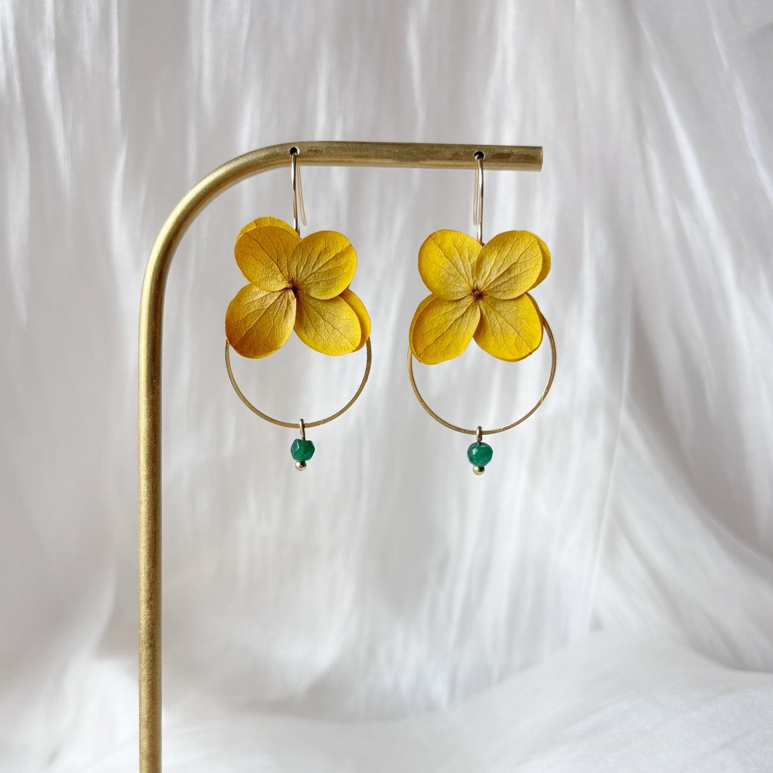 Boucles d’oreilles fleurs stabilisée Hana&Alice avec perle jaune, cadeau unique pour témoins ou demoiselles d’honneur.