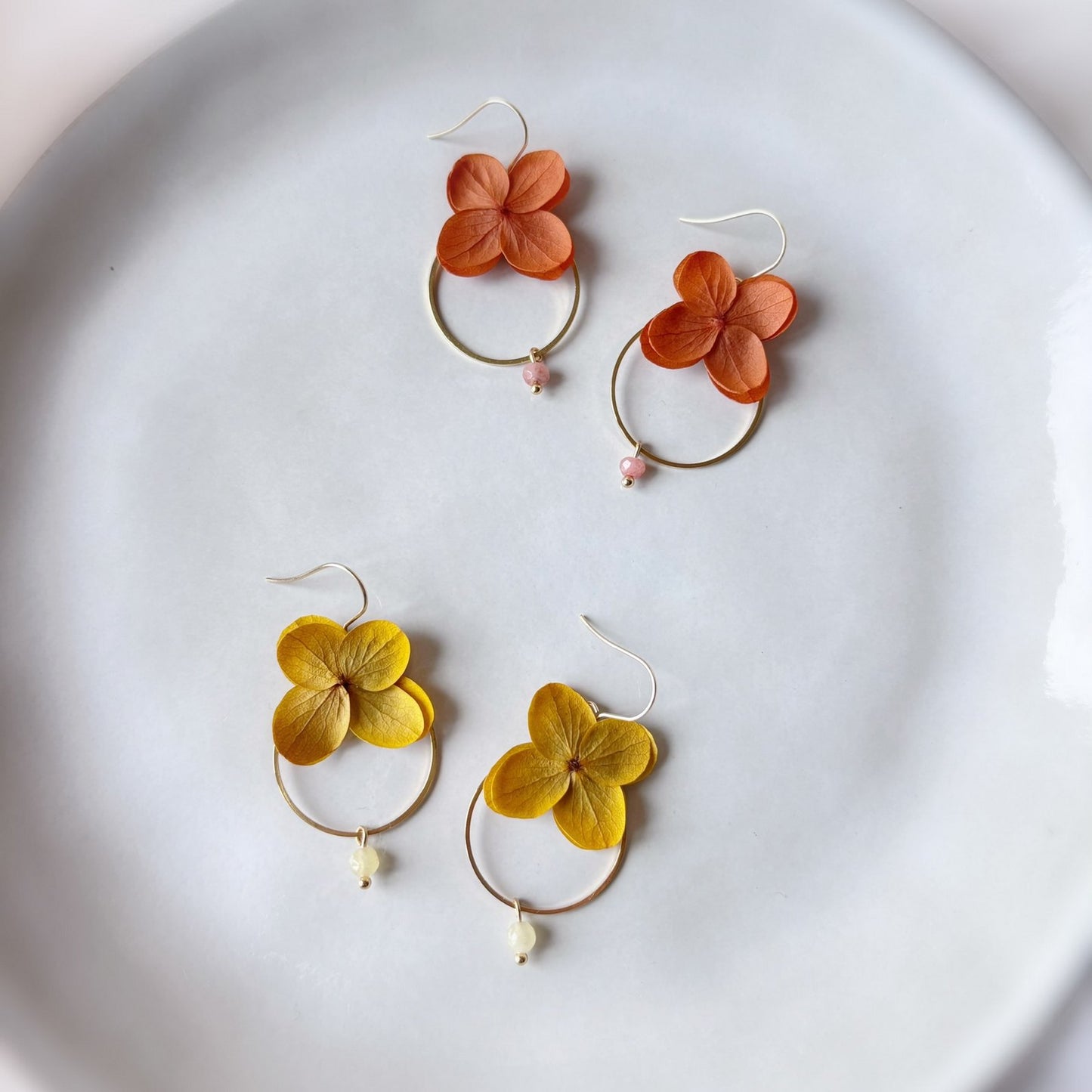 Boucles d’oreilles mariage avec fleurs et perle jaune pastel