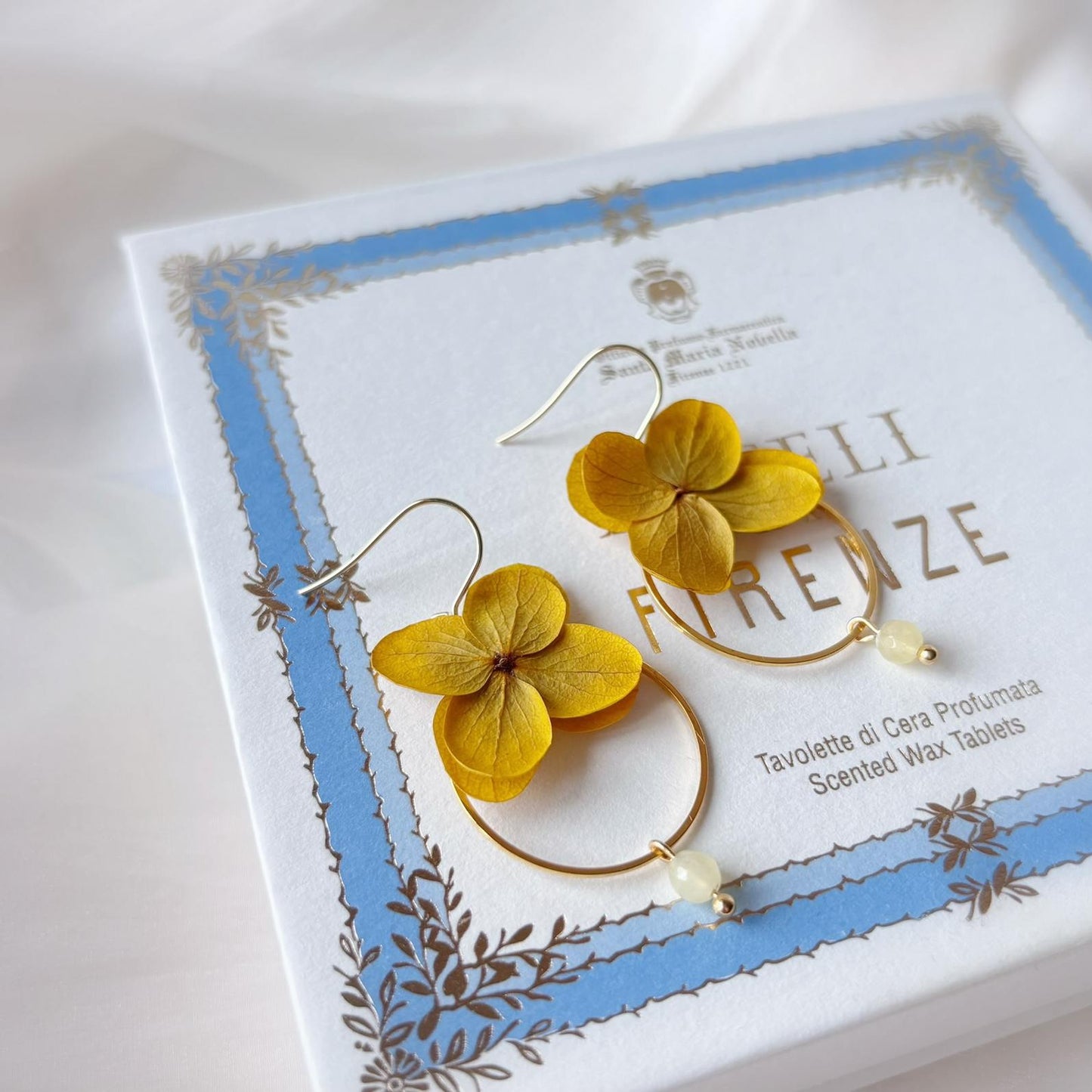 Créoles délicates avec hortensias stabilisés jaune et perle en pierre naturelle verte ou jaune pour cérémonie