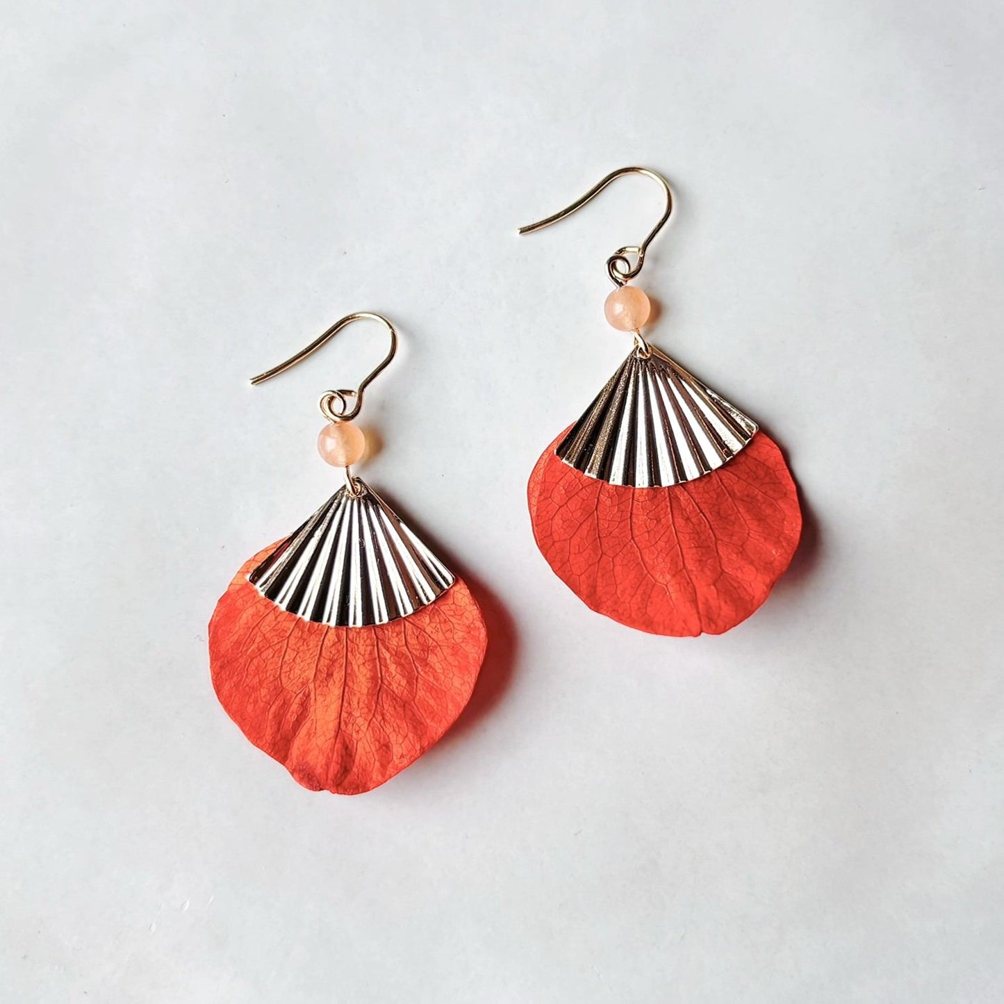 Boucles d’oreilles pour mariée en fleurs stabilisées orange terracotta et perle orange clair en pierre naturelle, forme éventail légère, bijou mariage fait main 