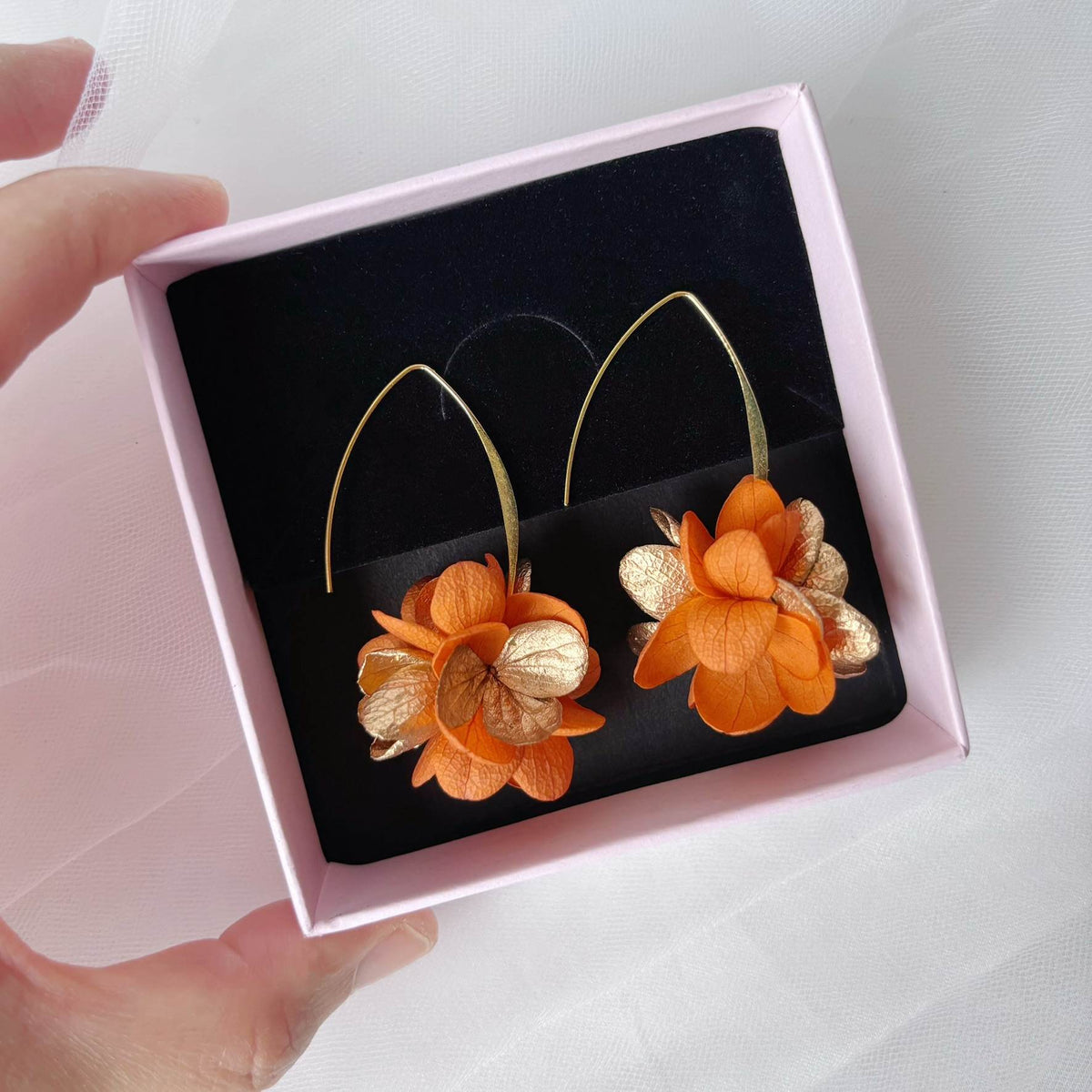 Boucles d’oreilles mariage bohème chic, bijou floral fait main Hana&Alice, avec pétals d'hortensias stabilisés terracotta et doré