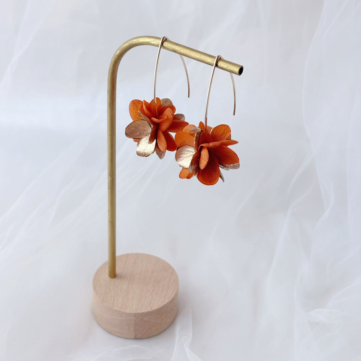 Boucles d’oreilles mariage bohème en fleurs d’hortensia stabilisées, artisanat français.