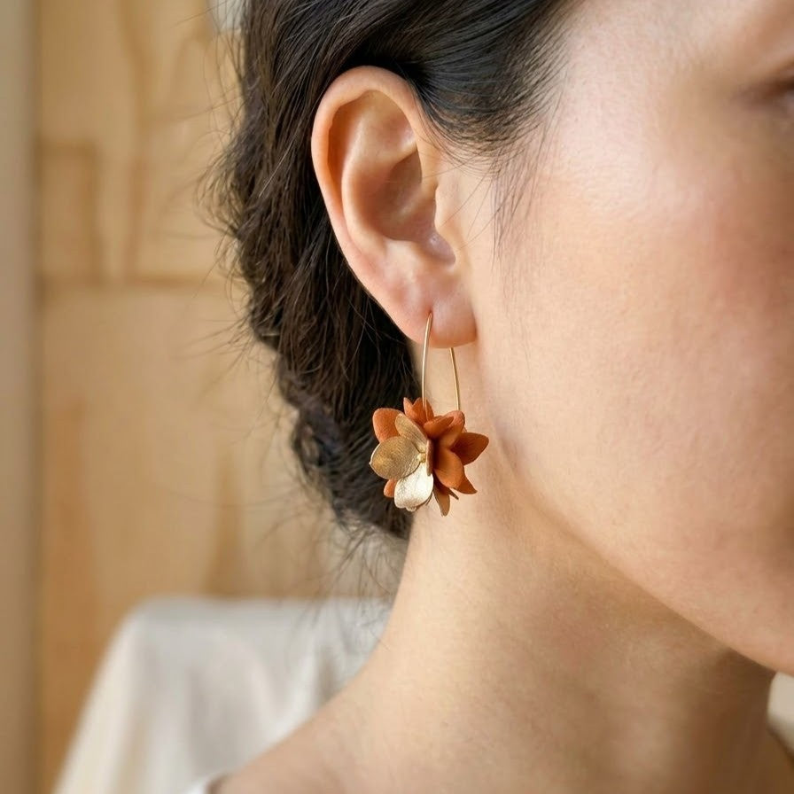 Boucles d’oreilles mariage originales Hana&Alice, terracotta et doré, tons chauds et éclat doré.