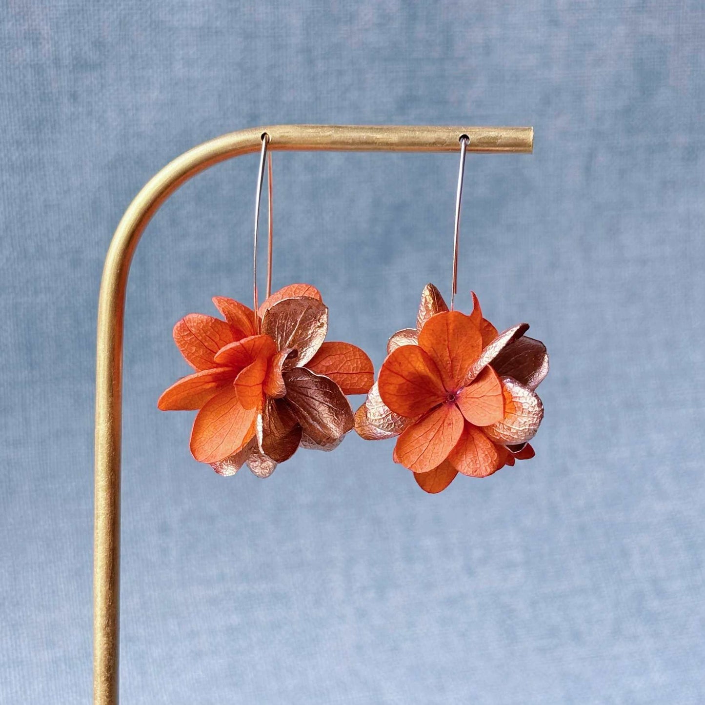 Boucles d’oreilles mariage bohème en fleurs d’hortensia stabilisées, artisanat français.