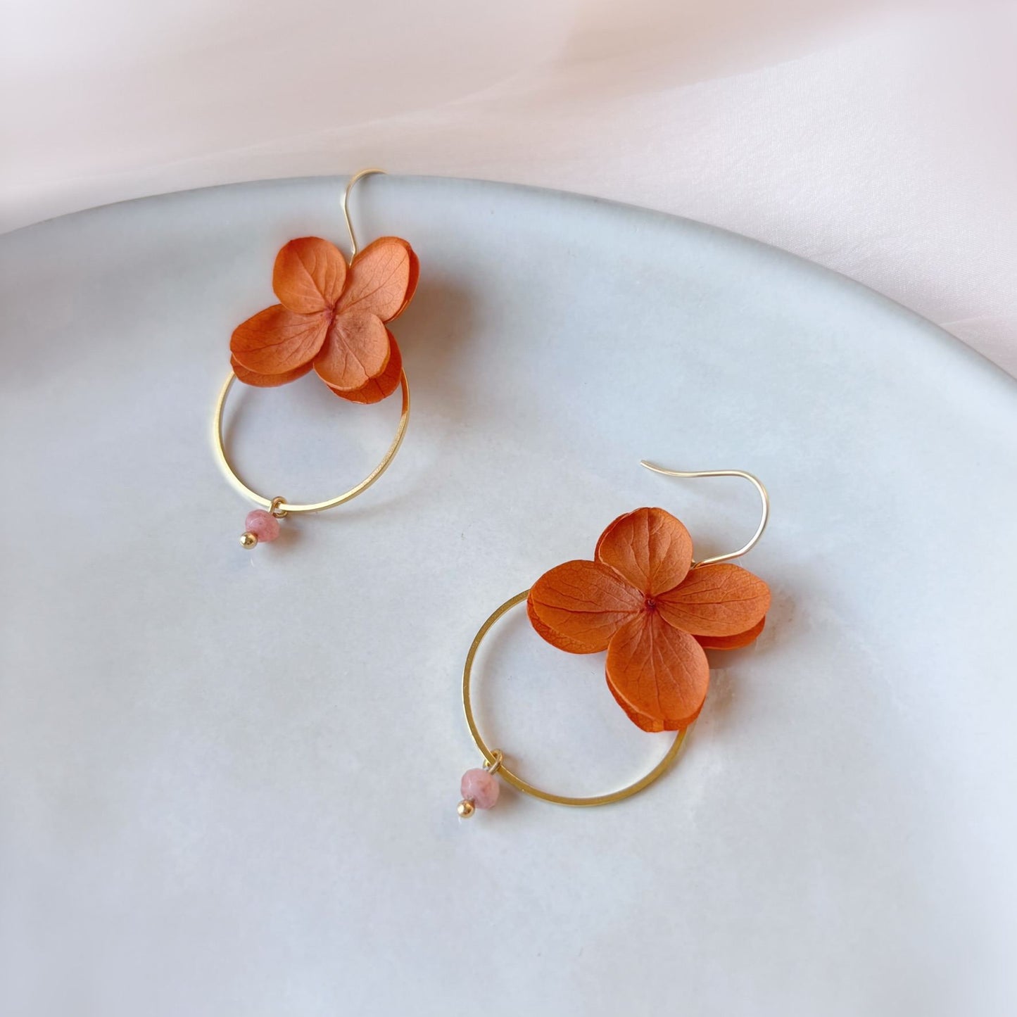 Boucles d’oreilles mariage bohème chic, fleurs stabilisées nude et perle naturelle bleue.