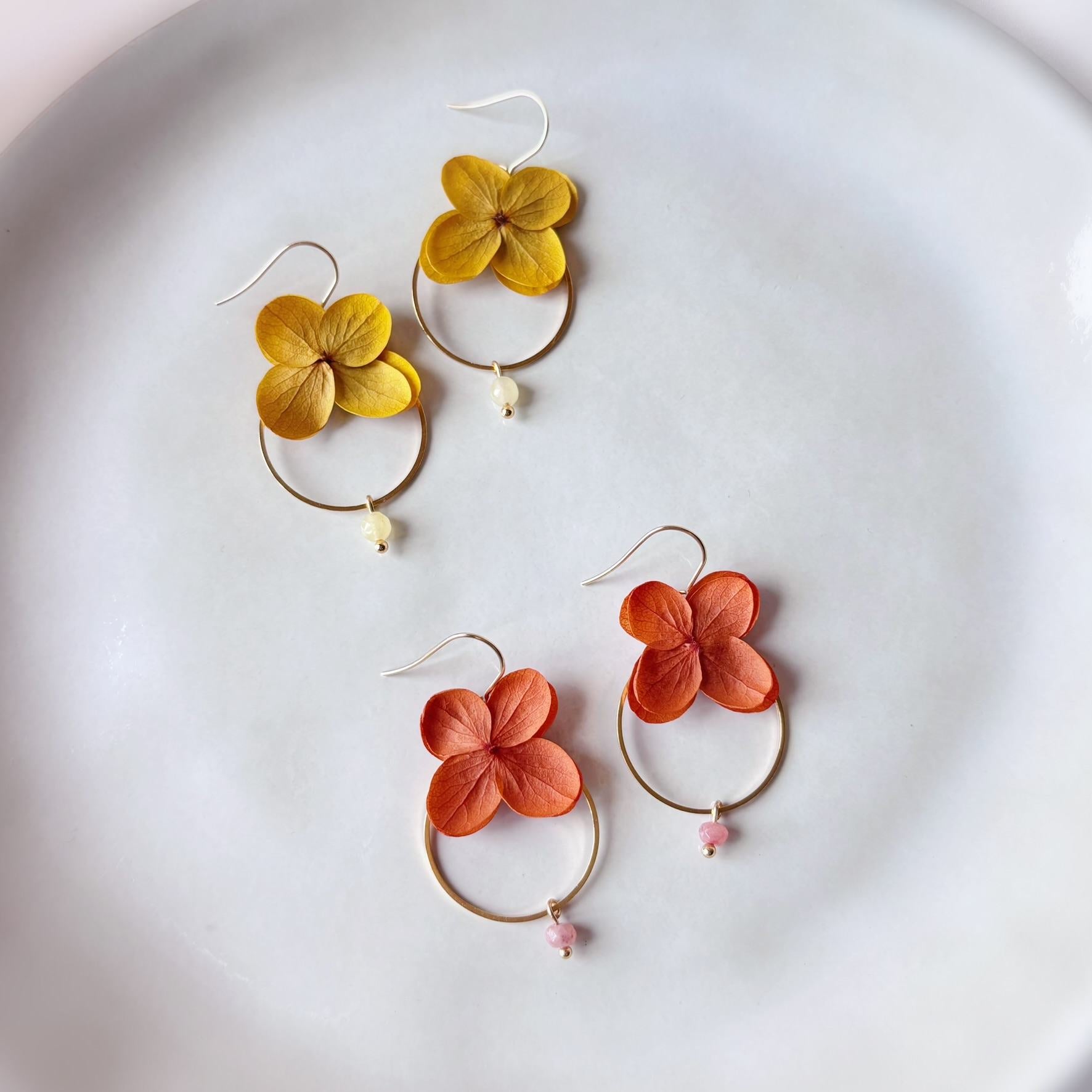 Créoles Hana&Alice en fleurs d’hortensias stabilisées terracotta et perle bleue, bijou mariage poétique.