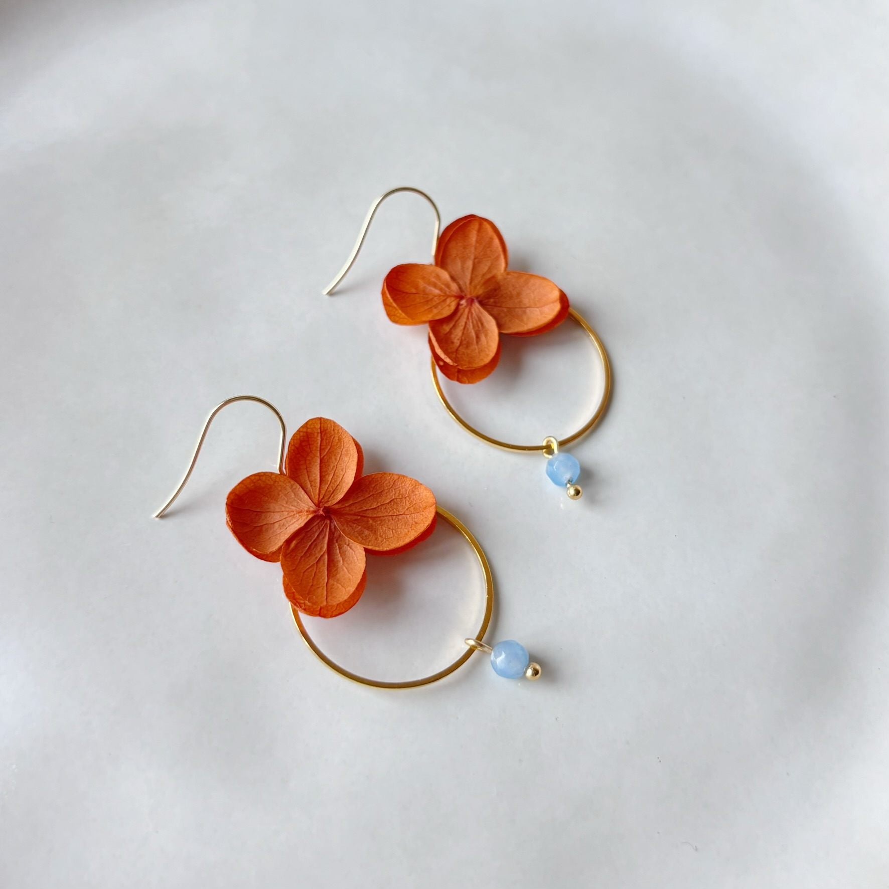 Bijoux mariage Hana&Alice faits main, fleurs stabilisées et perles fines, élégance naturelle.