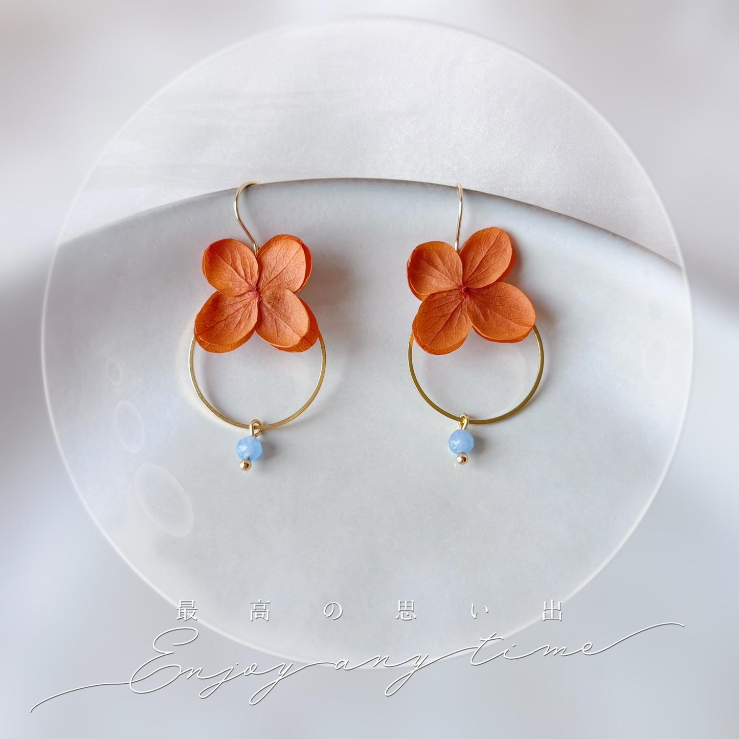 Boucles d’oreilles mariage artisanales, fleurs stabilisées et perle naturelle pour mariée ou demoiselle d’honneur.
