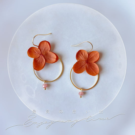BBijoux mariage bohème chic Hana&Alice, fleurs stabilisées terracotta et perle naturelle.
