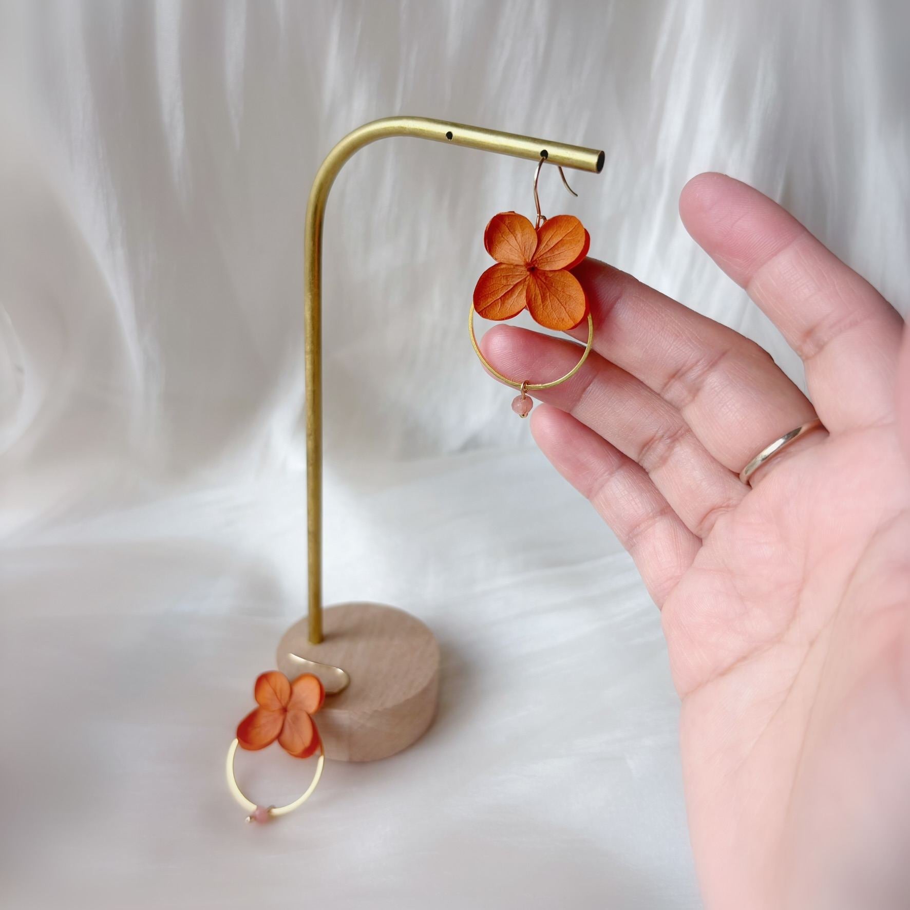 Bijoux mariage Hana&Alice, fleurs stabilisées orange doux et pierre naturelle bleue, fait main.