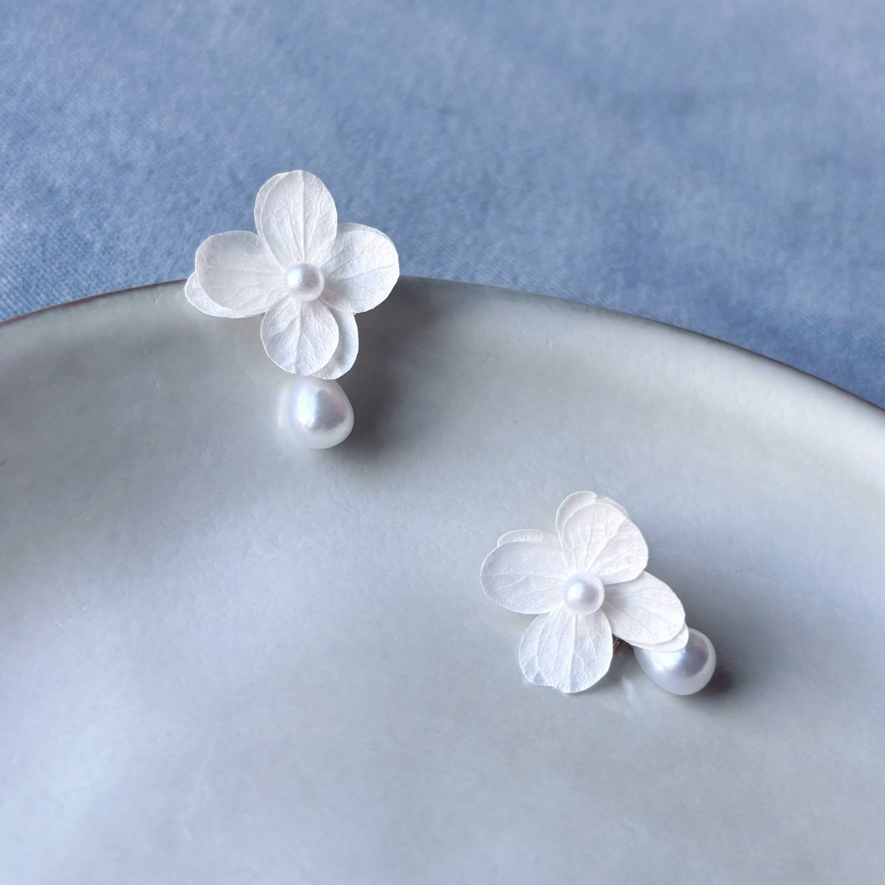 Création artisanale Hana&Alice, boucles d’oreilles mariage en hortensias stabilisés