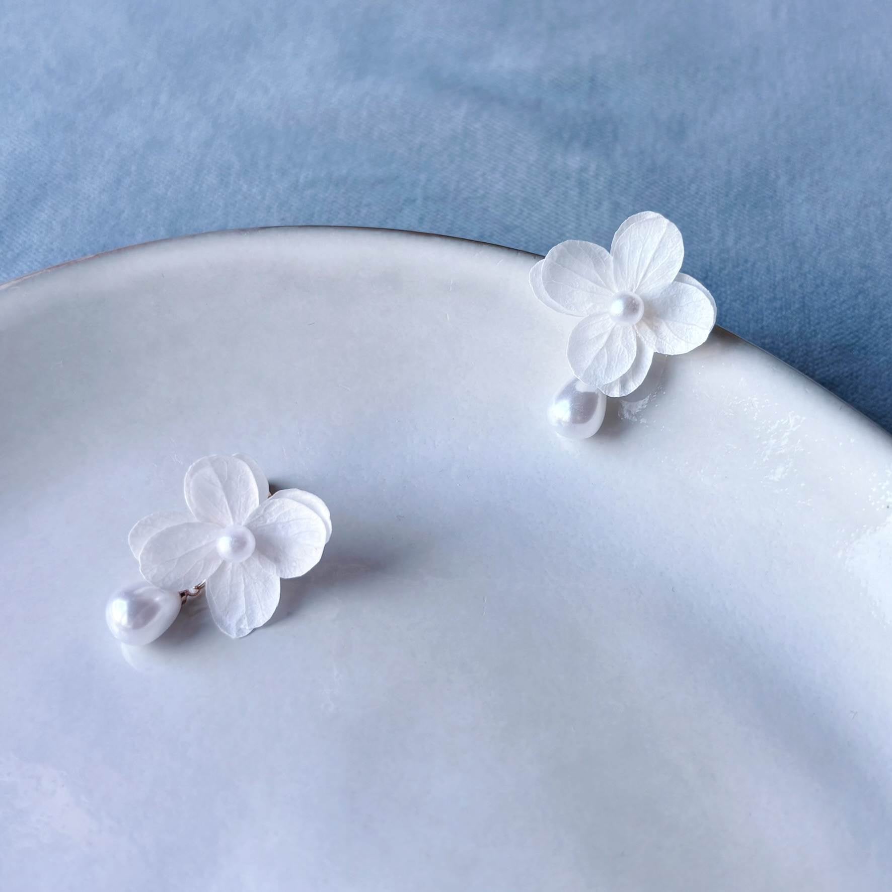 Boucles d’oreilles mariage délicates, hortensias stabilisés blancs et perles