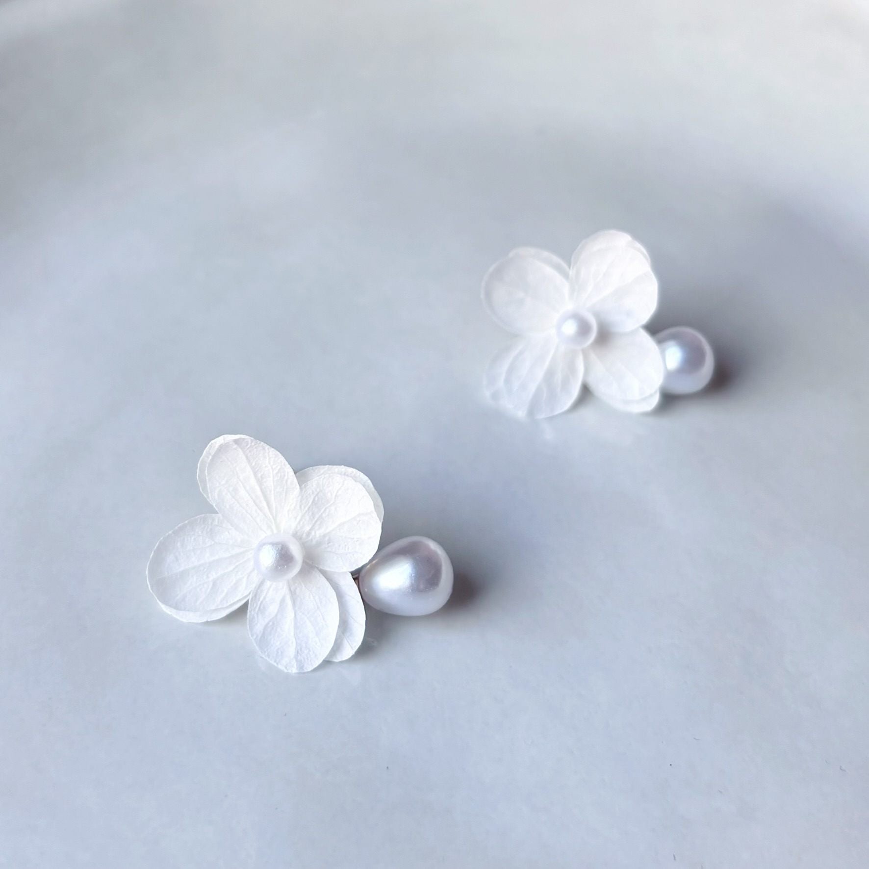 Boucles d’oreilles fleurs stabilisées et perles, bijoux artisanaux pour mariage