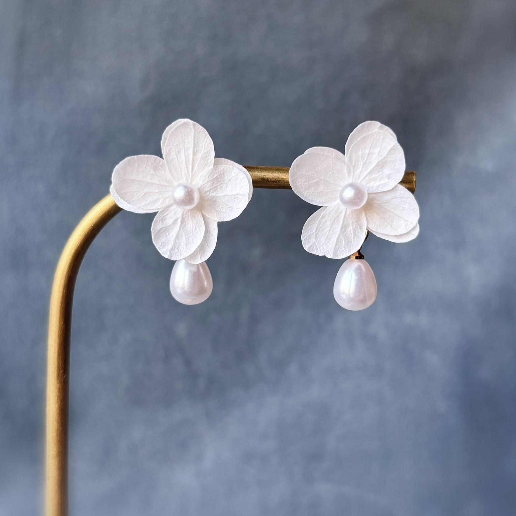 Boucles d’oreilles fleurs stabilisées blanches, perles fines et style mariage