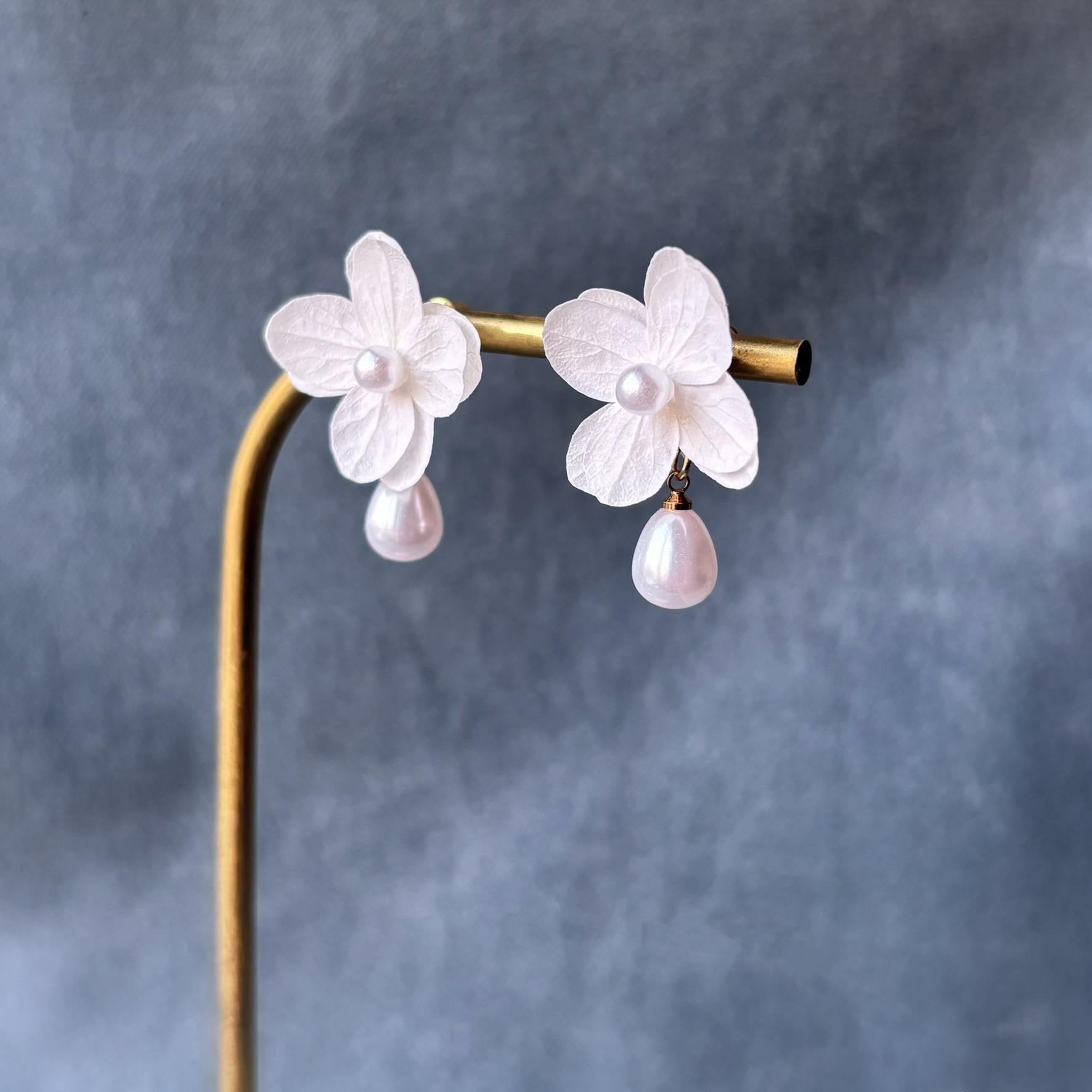 Bijoux mariage faits main, boucles d’oreilles fleurs stabilisées blanches et perles