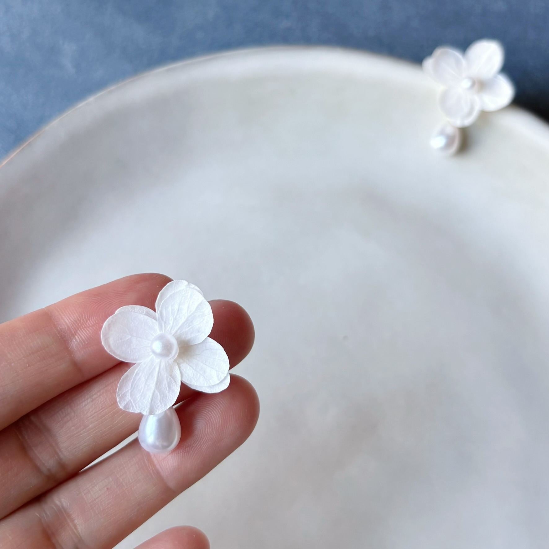 Bijoux mariage artisanaux en fleurs stabilisées, boucles d’oreilles avec perles