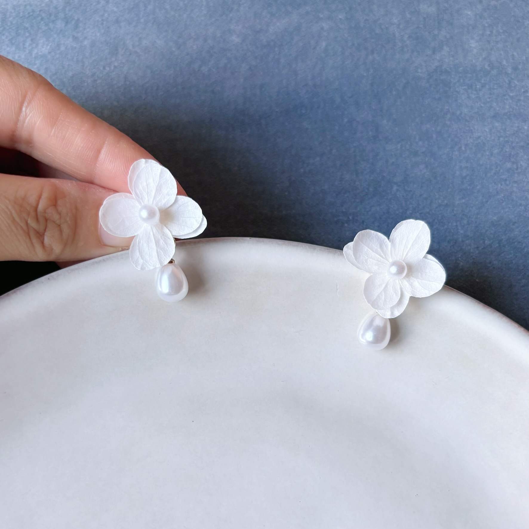 Parure de bijoux mariage avec boucles d’oreilles en fleurs stabilisées blanches