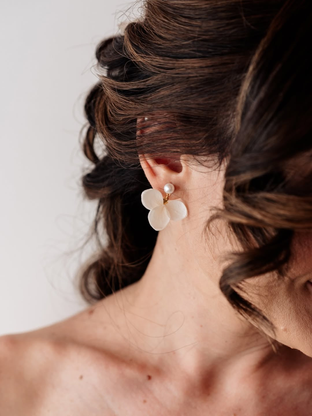 Boucles d'oreilles mariage en fleurs stabilisées et perle blanches, une touche naturelle et chic à votre look de mariage. Fait main par Hana&Alice.