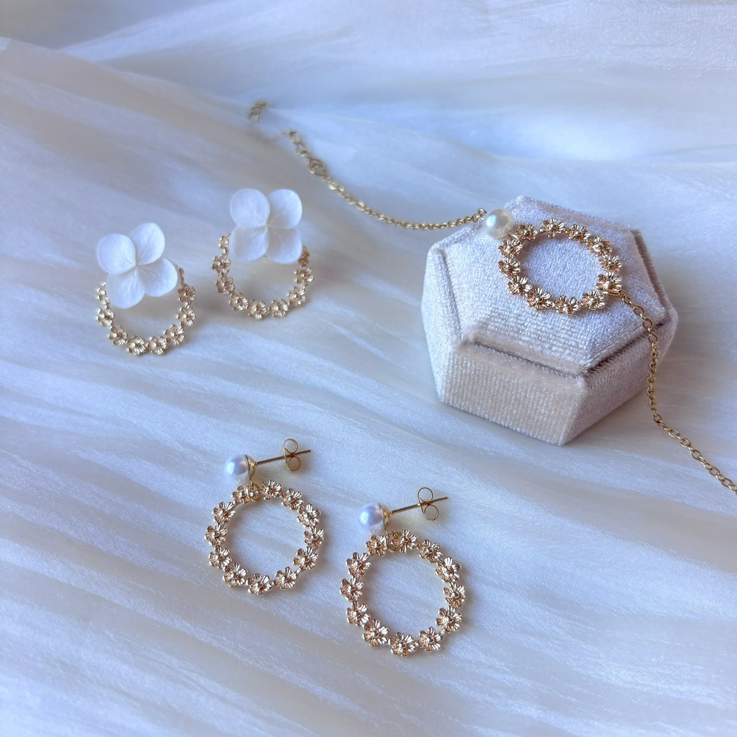 Bijoux mariage fleur par Hana&Alice, avec des pétales d'hortensias stabilisés et une touche dorée.