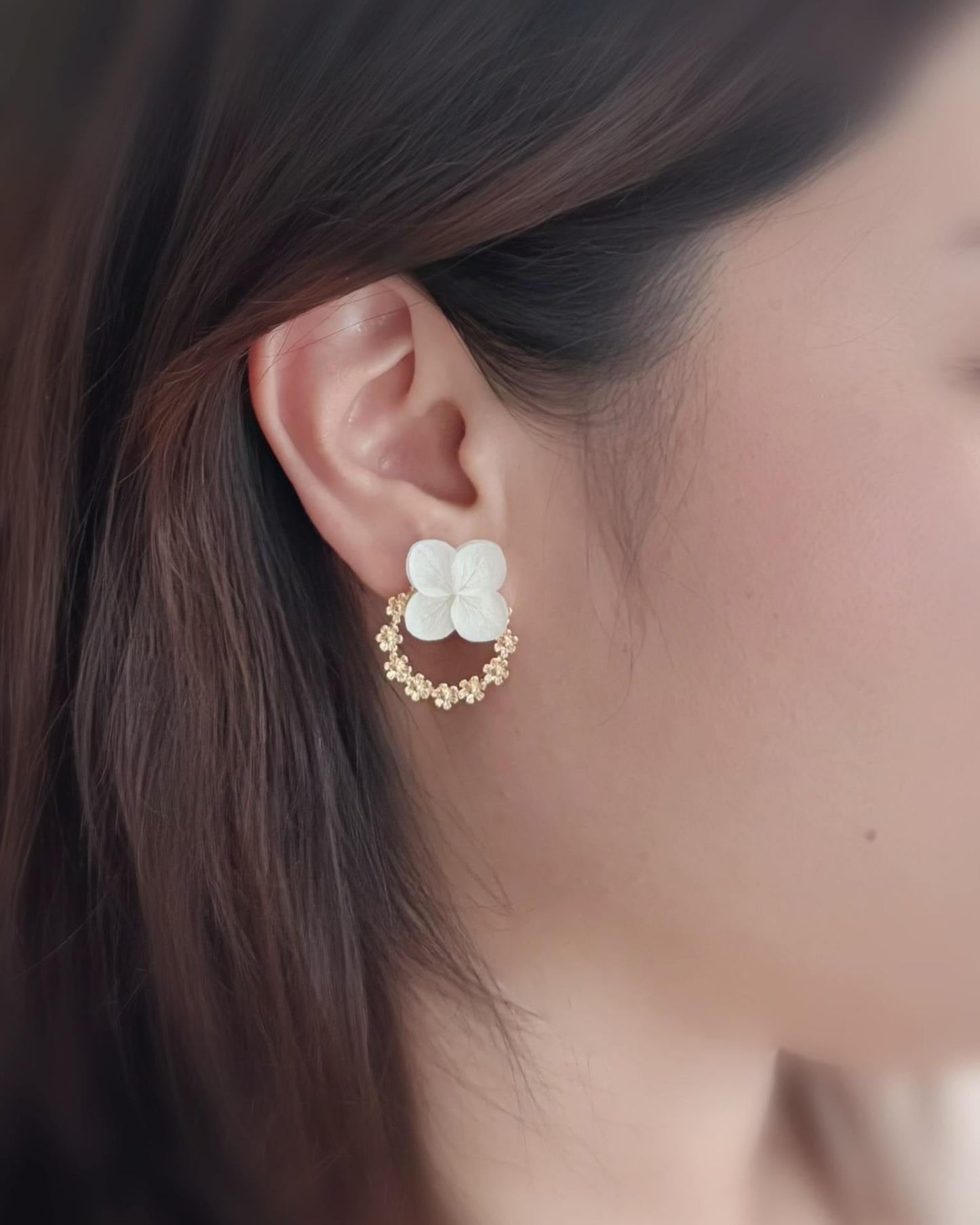 Bijoux mariage fleur avec couronne dorée et fleurs blanches, parfaits pour un style raffiné.