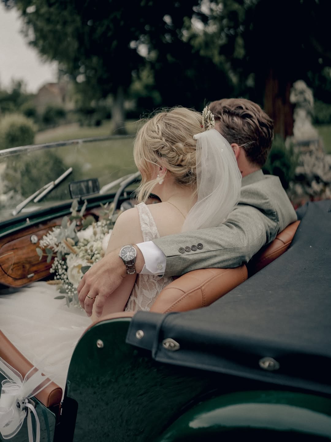 Boucles d'oreilles mariage en fleurs stabilisées et perle blanches, une touche naturelle et chic à votre look de mariage. Fait main par Hana&Alice.