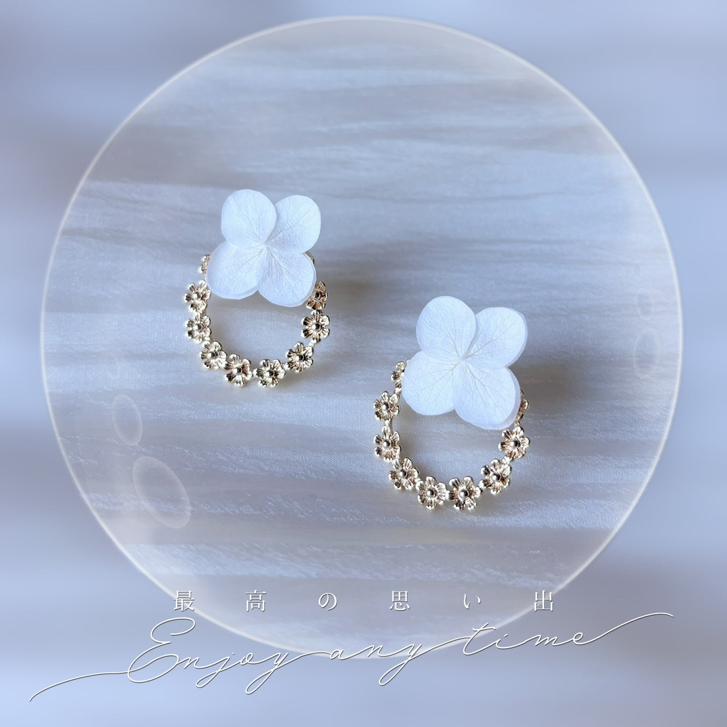 Bijoux mariage fleur par Hana&Alice, avec des pétales d'hortensias stabilisés et une touche dorée.