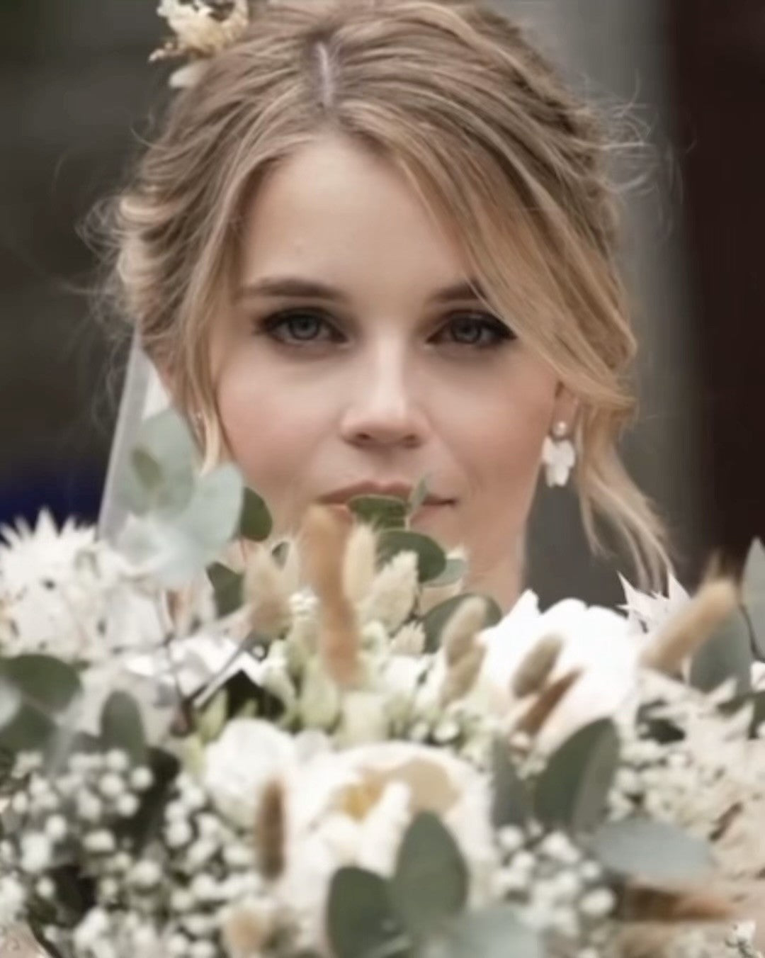 Bijoux pour mariage en fleurs stabilisées et perles, pour un look de mariage naturel et chic, fait main en France par Hana&Alice