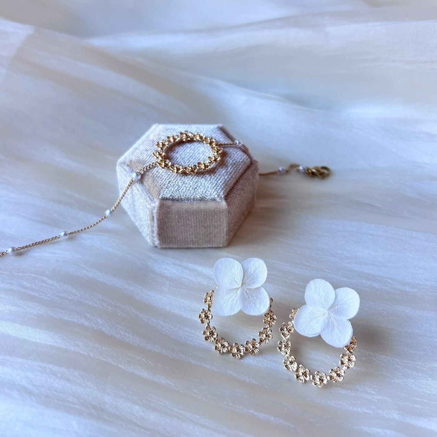 Bijoux faits main pour mariage : boucles d'oreilles fleuries avec couronne métallique dorée.