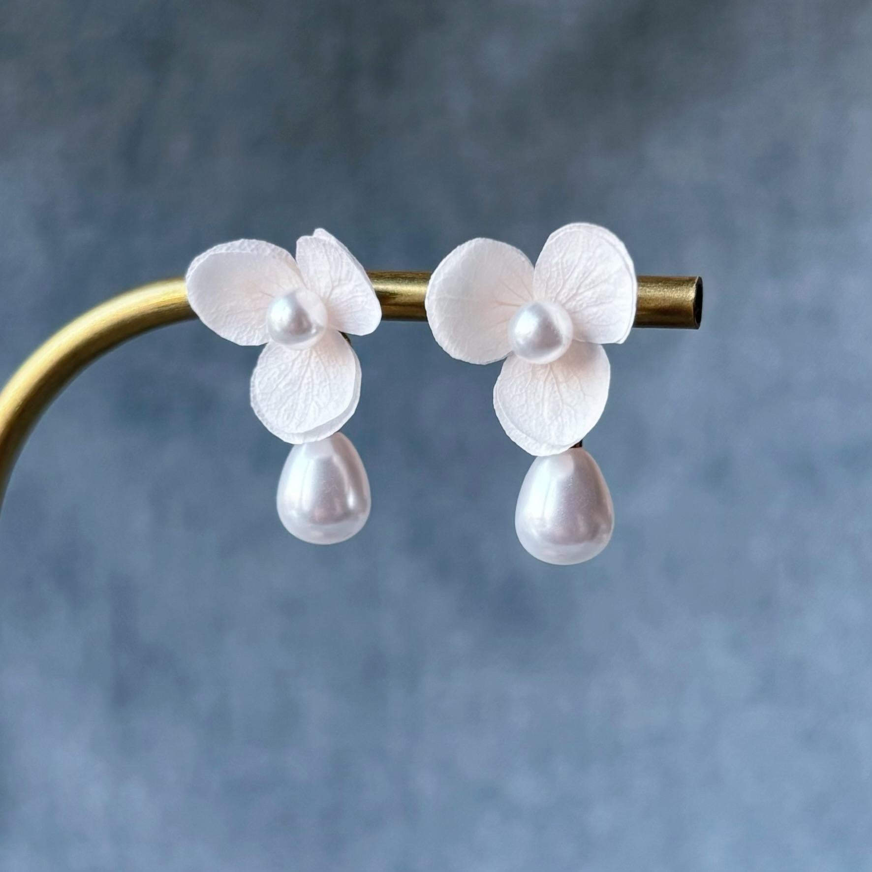 Bijoux mariage artisanaux en fleurs stabilisées, boucles d’oreilles avec perles