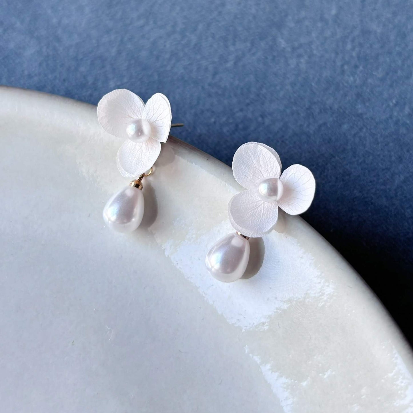 Bijoux mariage faits main, boucles d’oreilles fleurs stabilisées blanches et perles