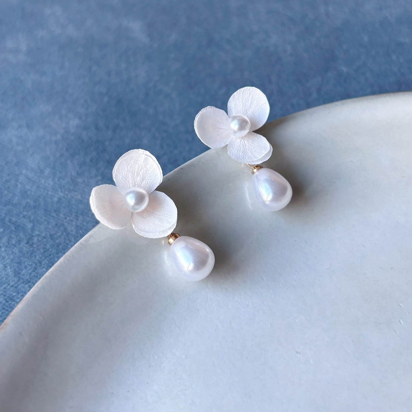 Bijoux mariage faits main, boucles d’oreilles fleurs stabilisées blanches et perles