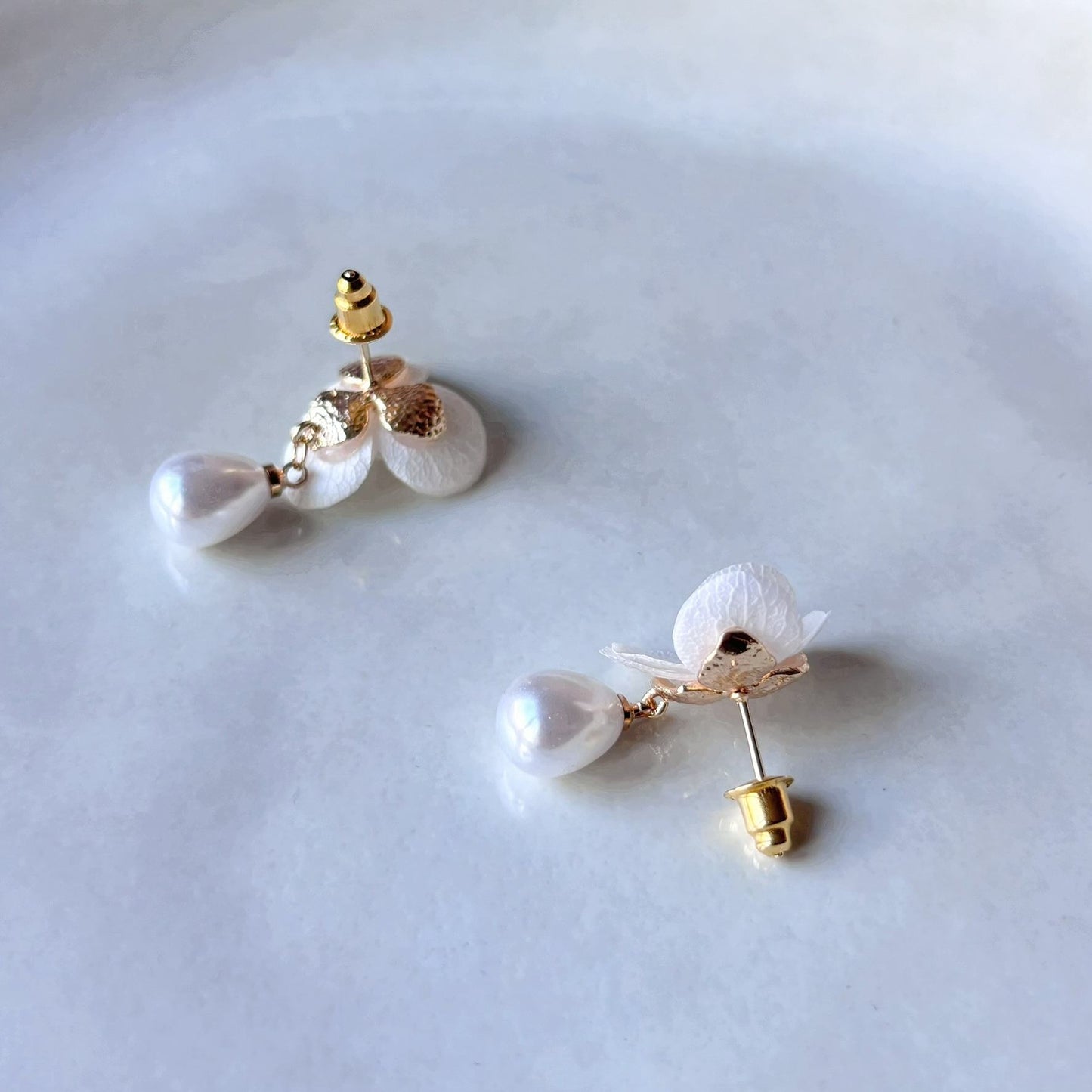 Création artisanale Hana&Alice, boucles d’oreilles mariage en hortensias stabilisés