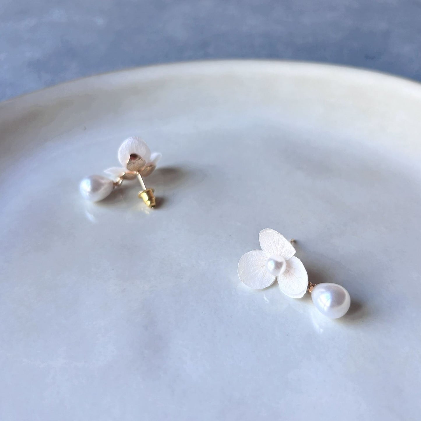 Bijoux mariage faits main, boucles d’oreilles fleurs stabilisées blanches et perles