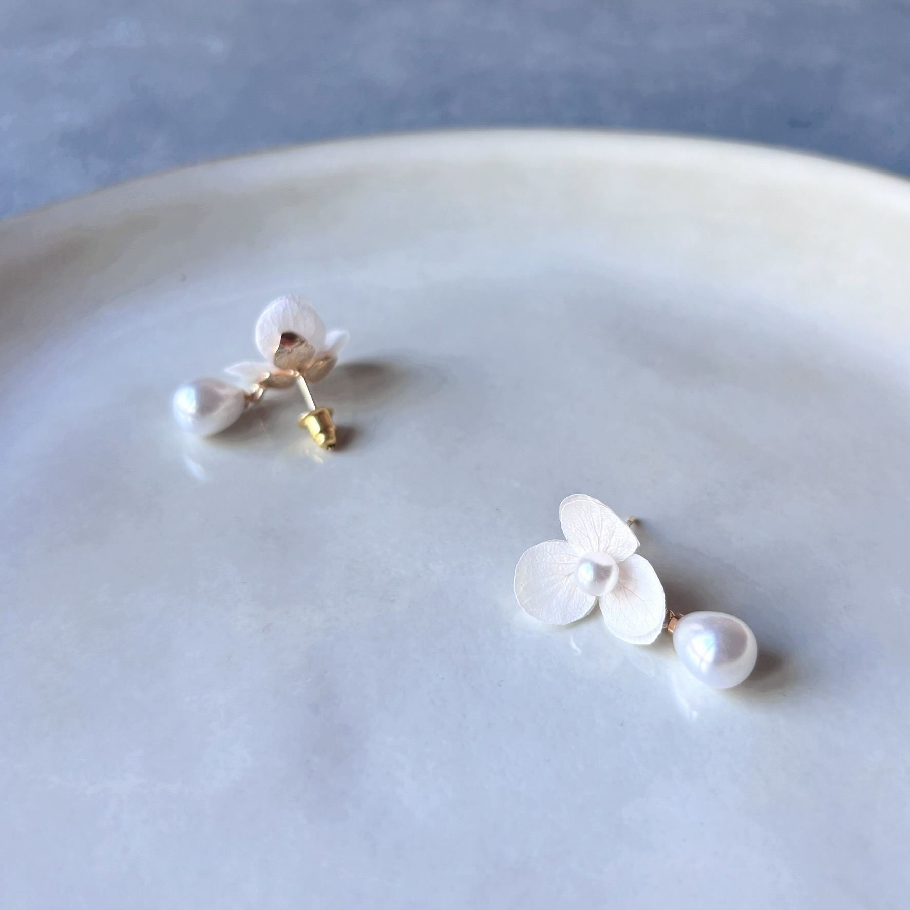 Bijoux mariage faits main, boucles d’oreilles fleurs stabilisées blanches et perles