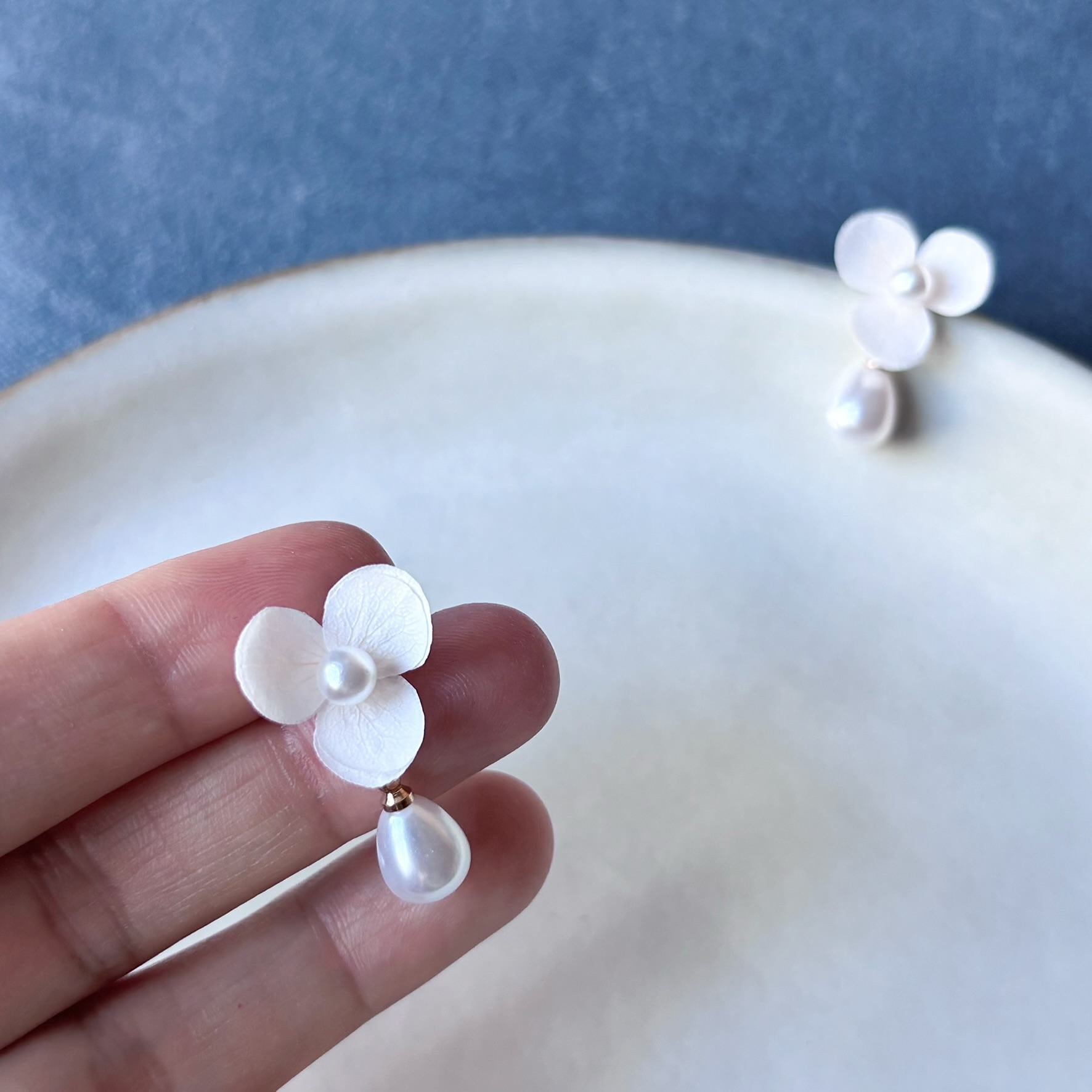 Boucles d’oreilles en hortensias stabilisés blancs et perles, bijoux mariage Hana&Alice