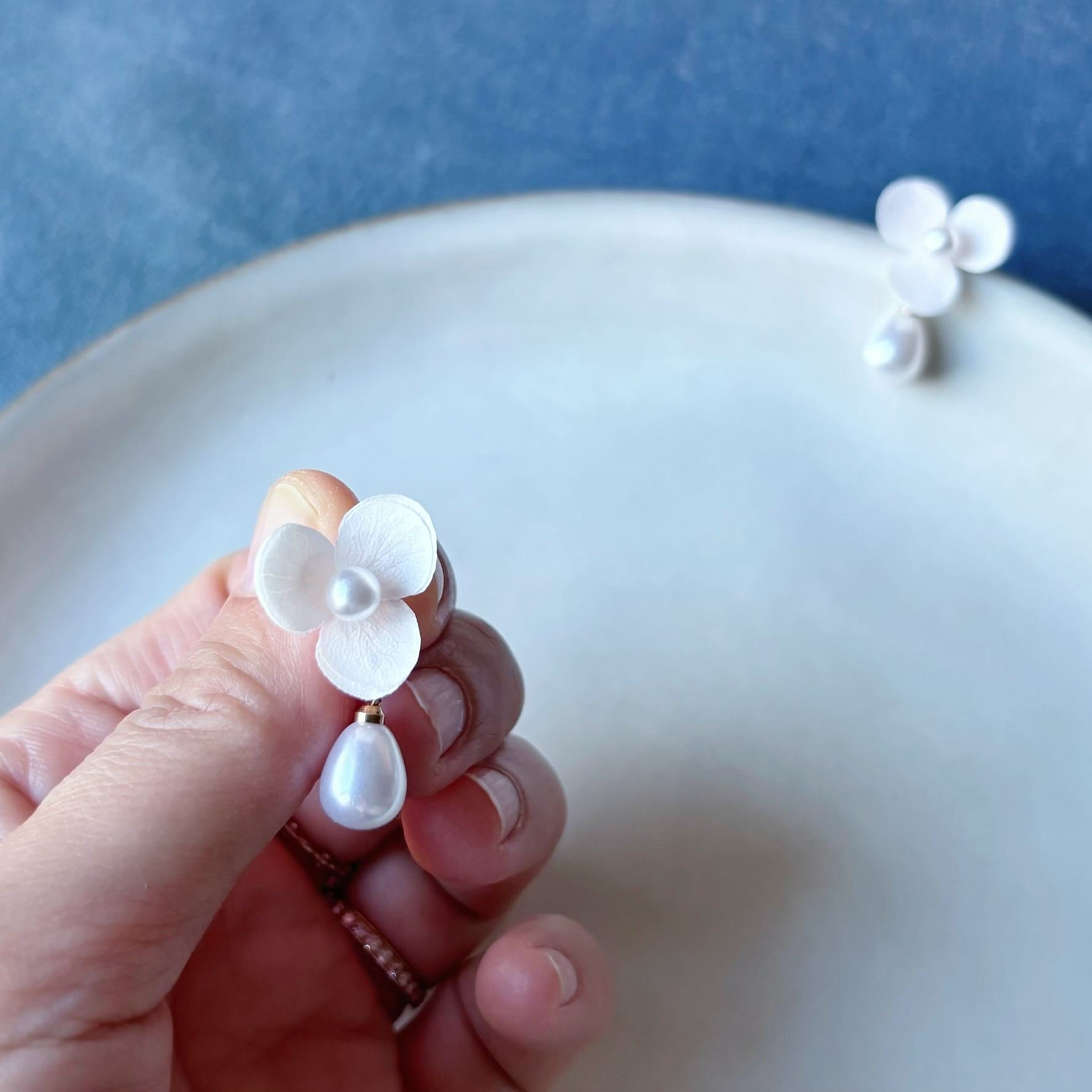 Boucles d’oreilles fleurs stabilisées blanches, perles délicates et style mariage