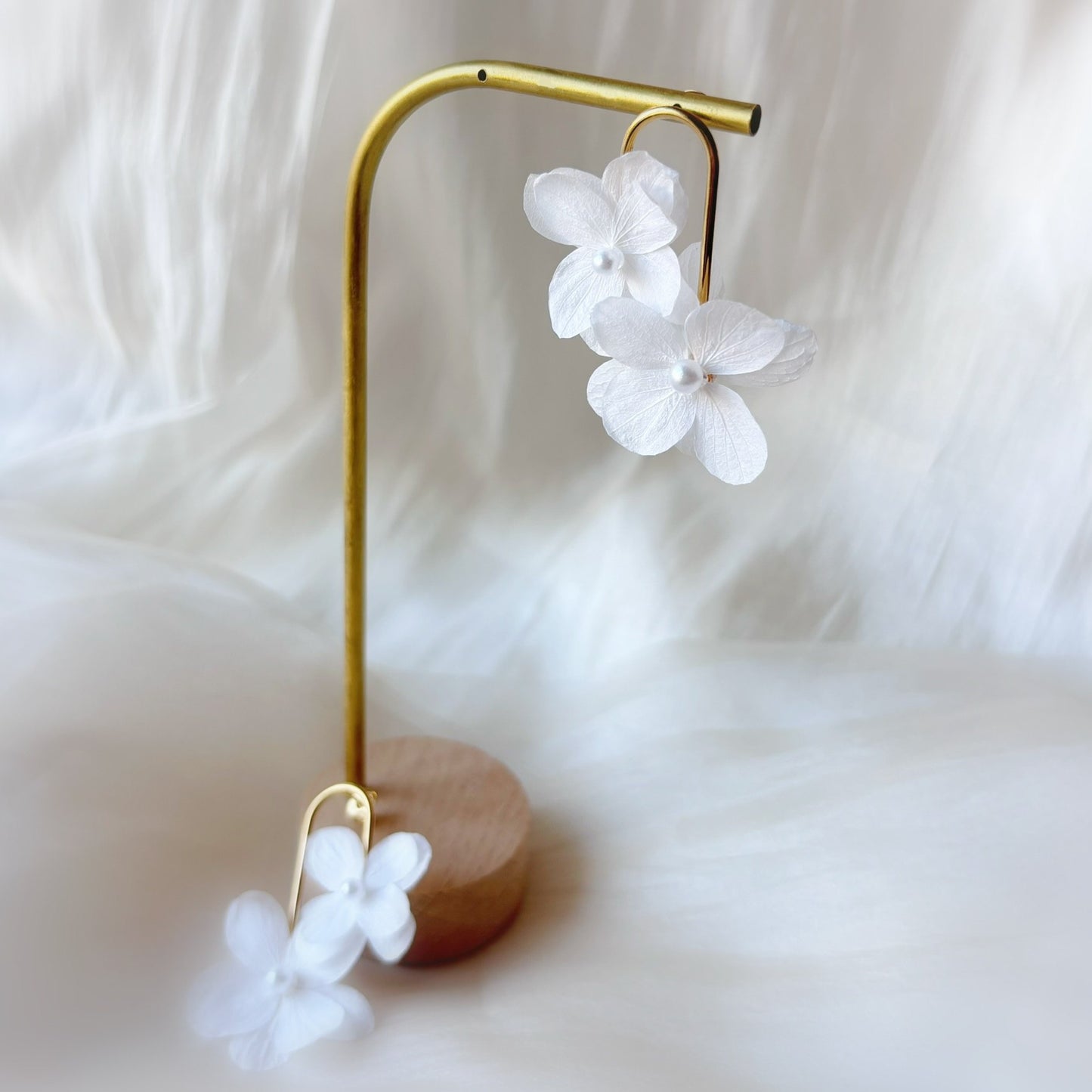 Bijoux floraux Hana&Alice, faits main, en fleurs stabilisées et perles pour sublimer un mariage poétique.