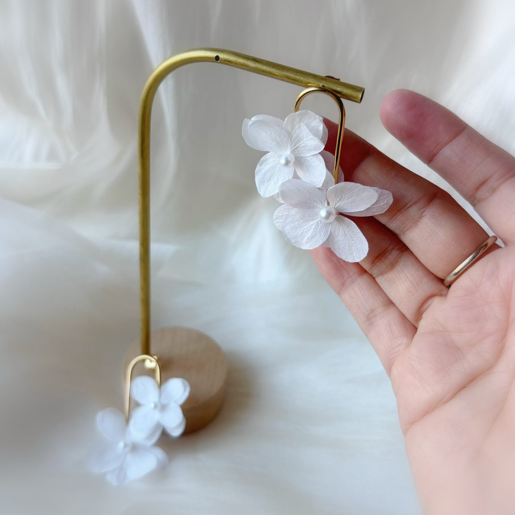 Bijoux mariage bohème chic, faits main avec fleurs stabilisées et perles lumineuses.