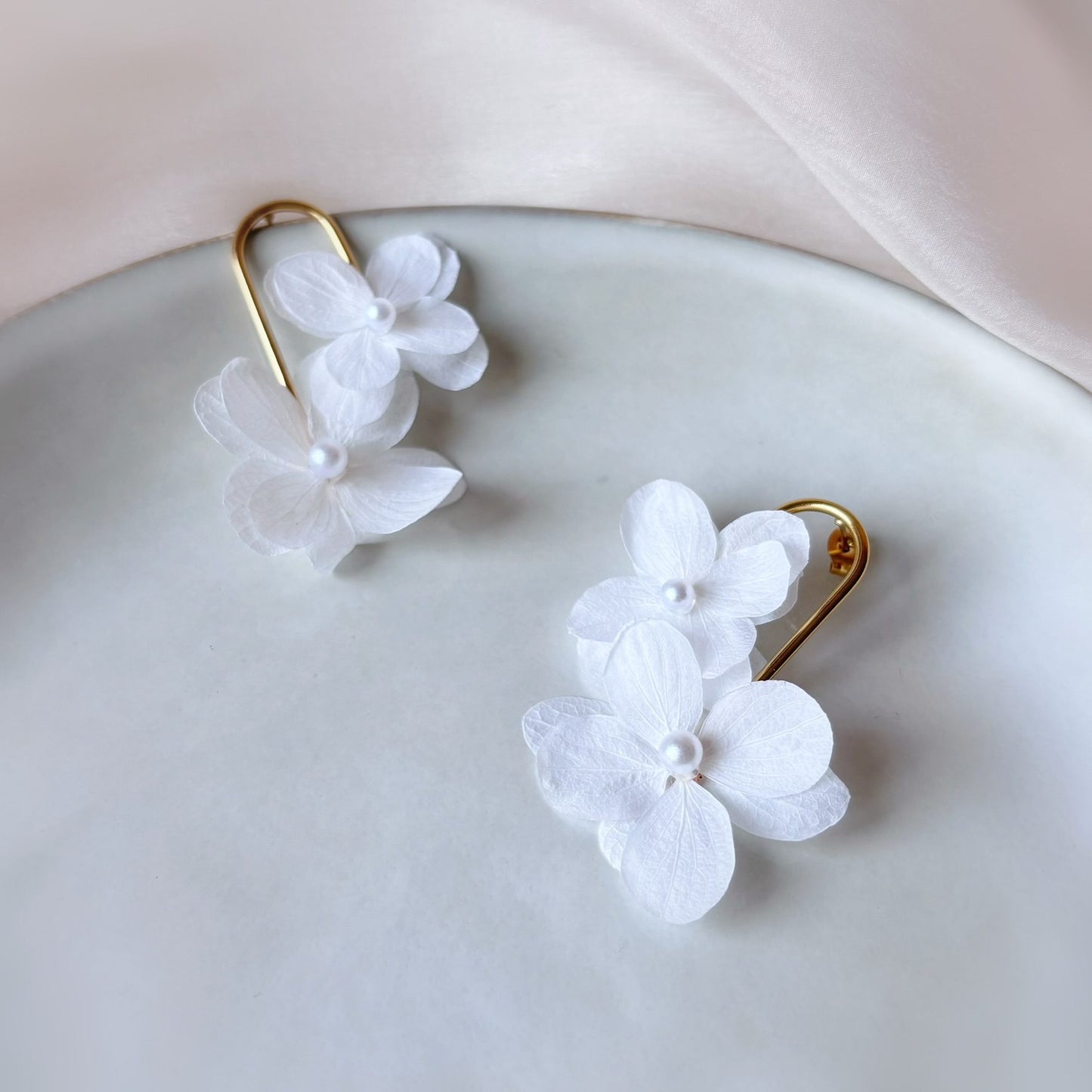 Boucles d’oreilles mariage florales, création artisanale Hana&Alice en fleurs stabilisées et perles élégantes.