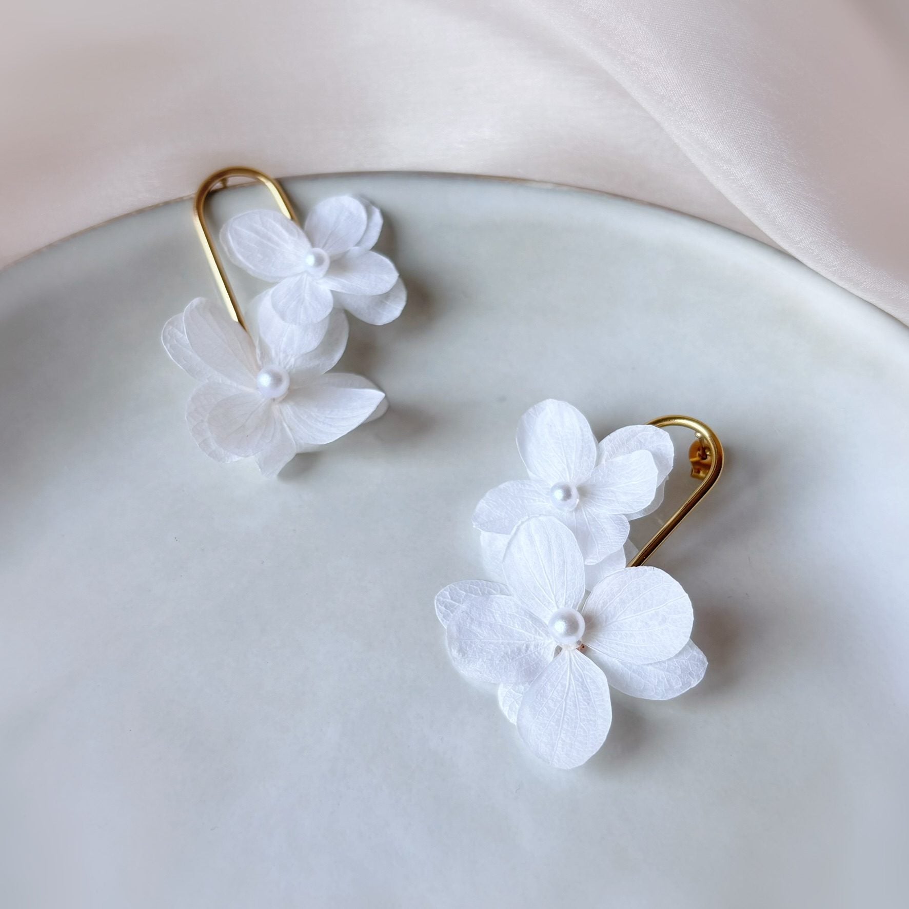 Boucles d’oreilles mariage florales, création artisanale Hana&Alice en fleurs stabilisées et perles élégantes.