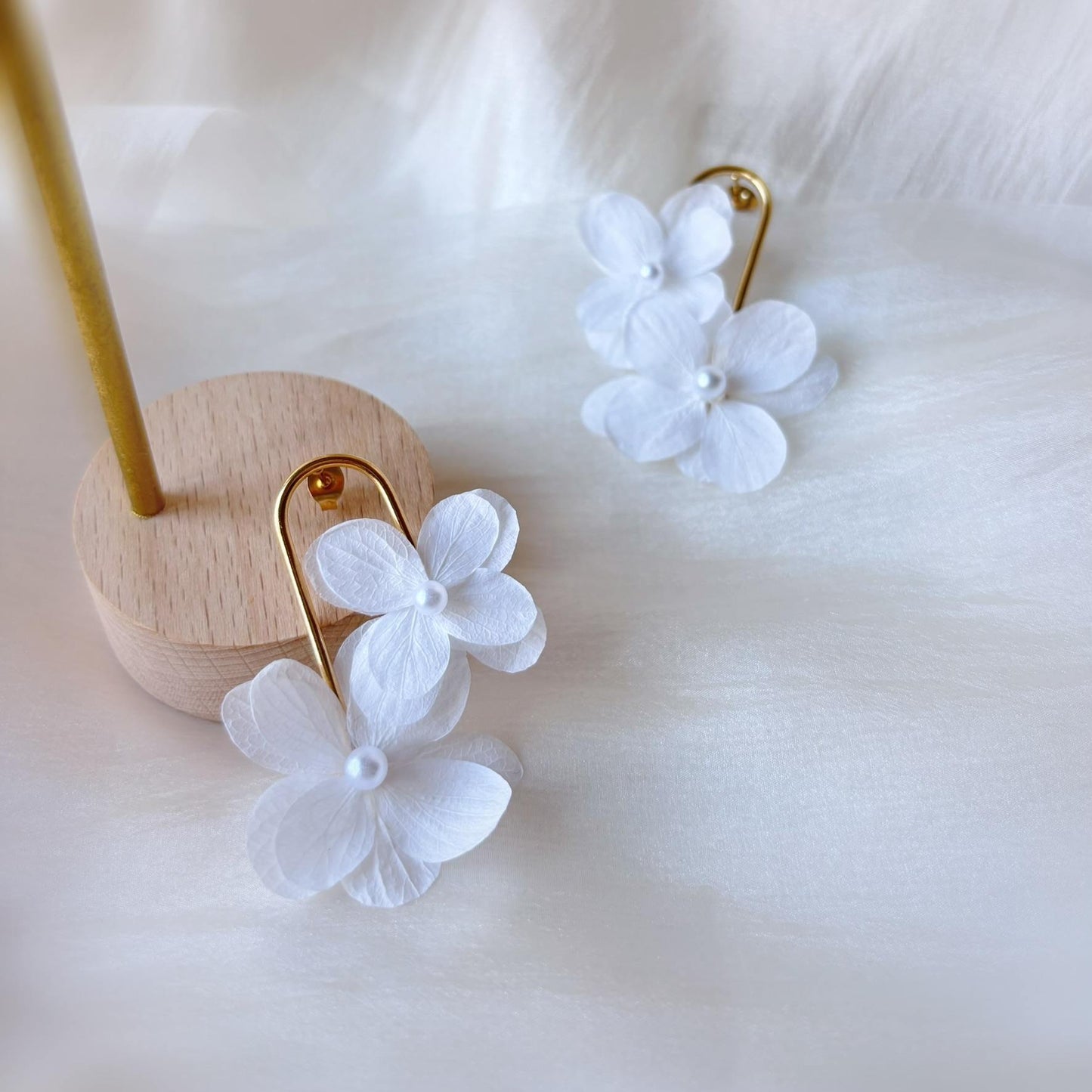 Boucles d’oreilles bohème chic avec fleurs d’hortensia stabilisées et perles nacrées, fait main.