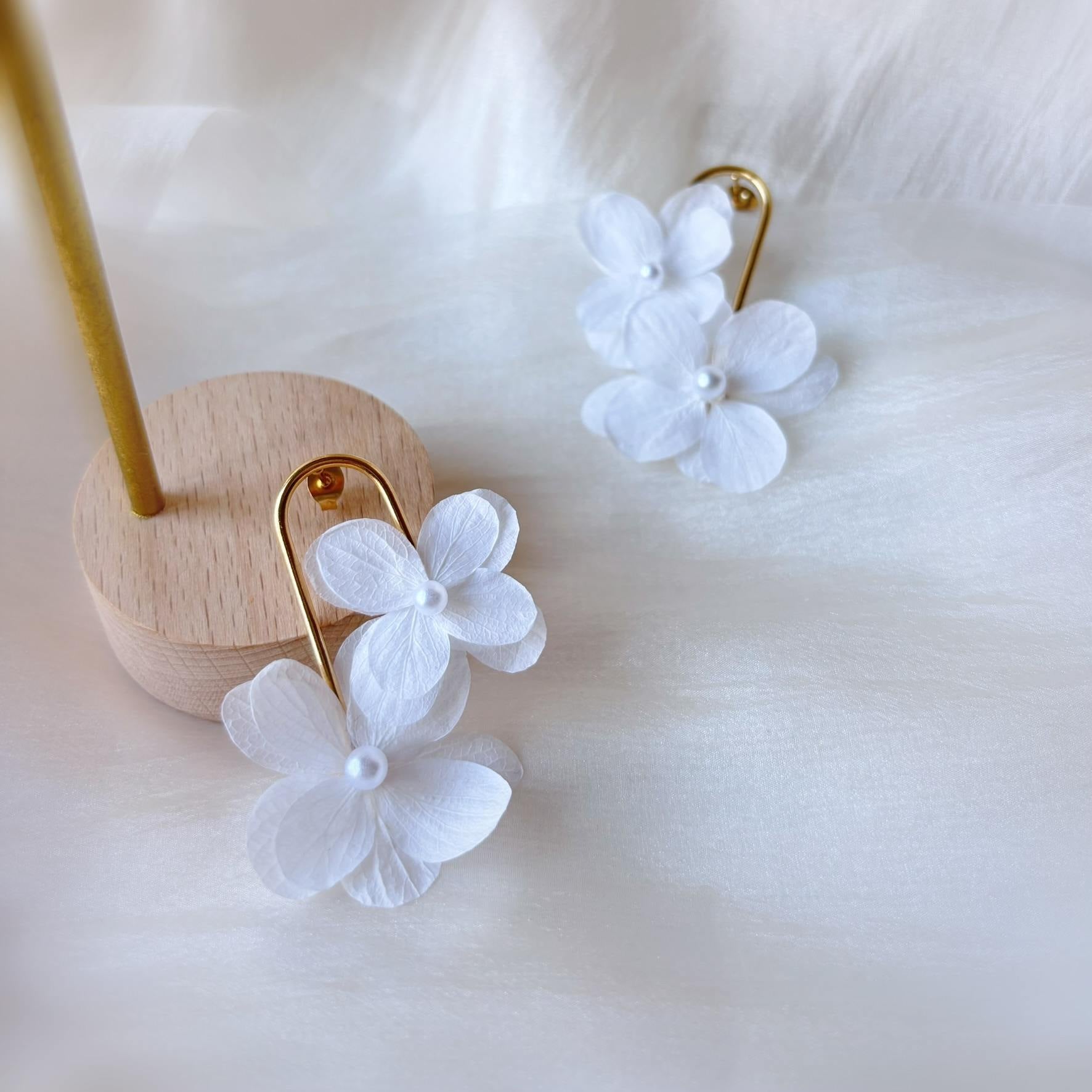 Boucles d’oreilles bohème chic avec fleurs d’hortensia stabilisées et perles nacrées, fait main.