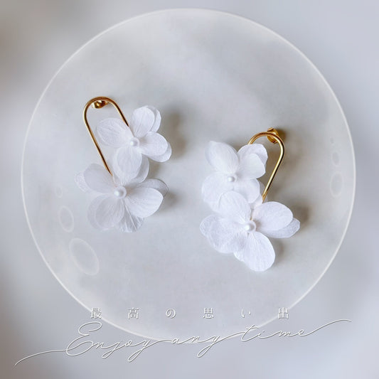 Boucles d’oreilles florales Hana&Alice, fleurs stabilisées et perles pour un look doux et raffiné.
