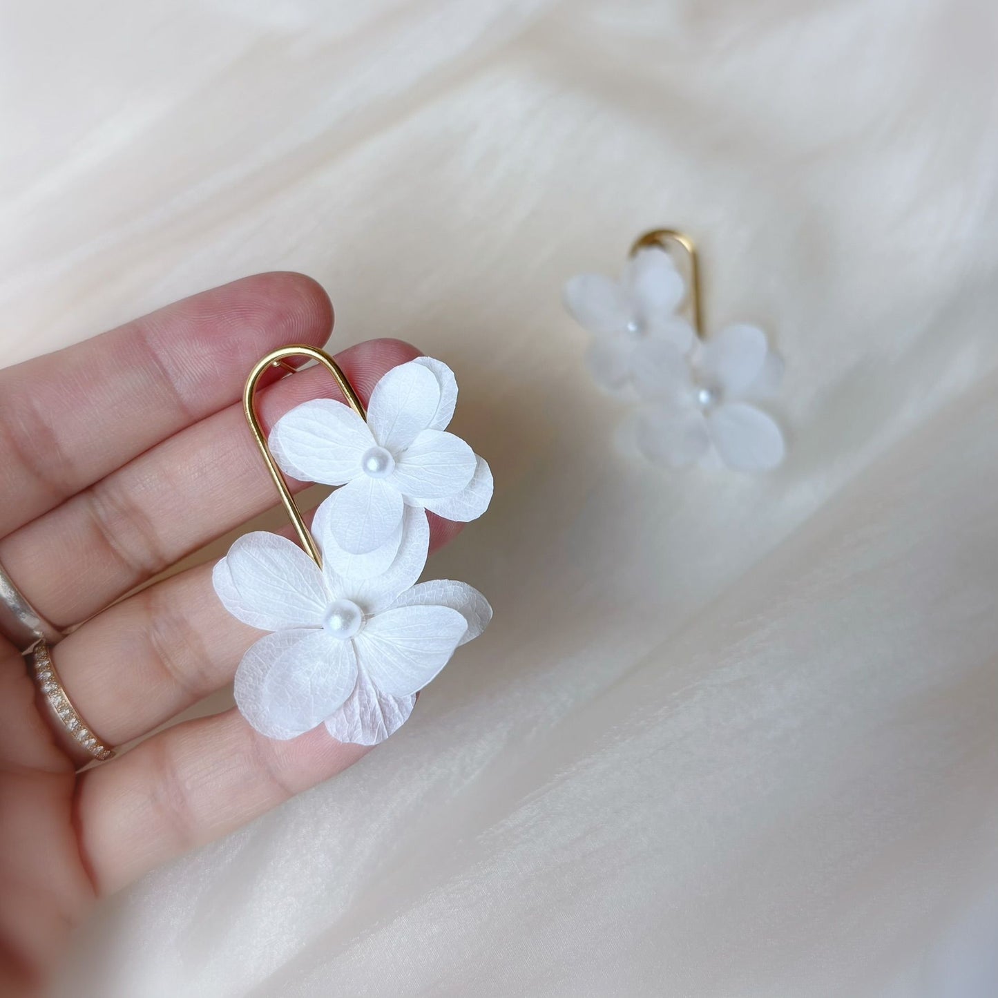 Parure mariage artisanale Hana&Alice, fleurs stabilisées et perles dorées pour une allure naturelle