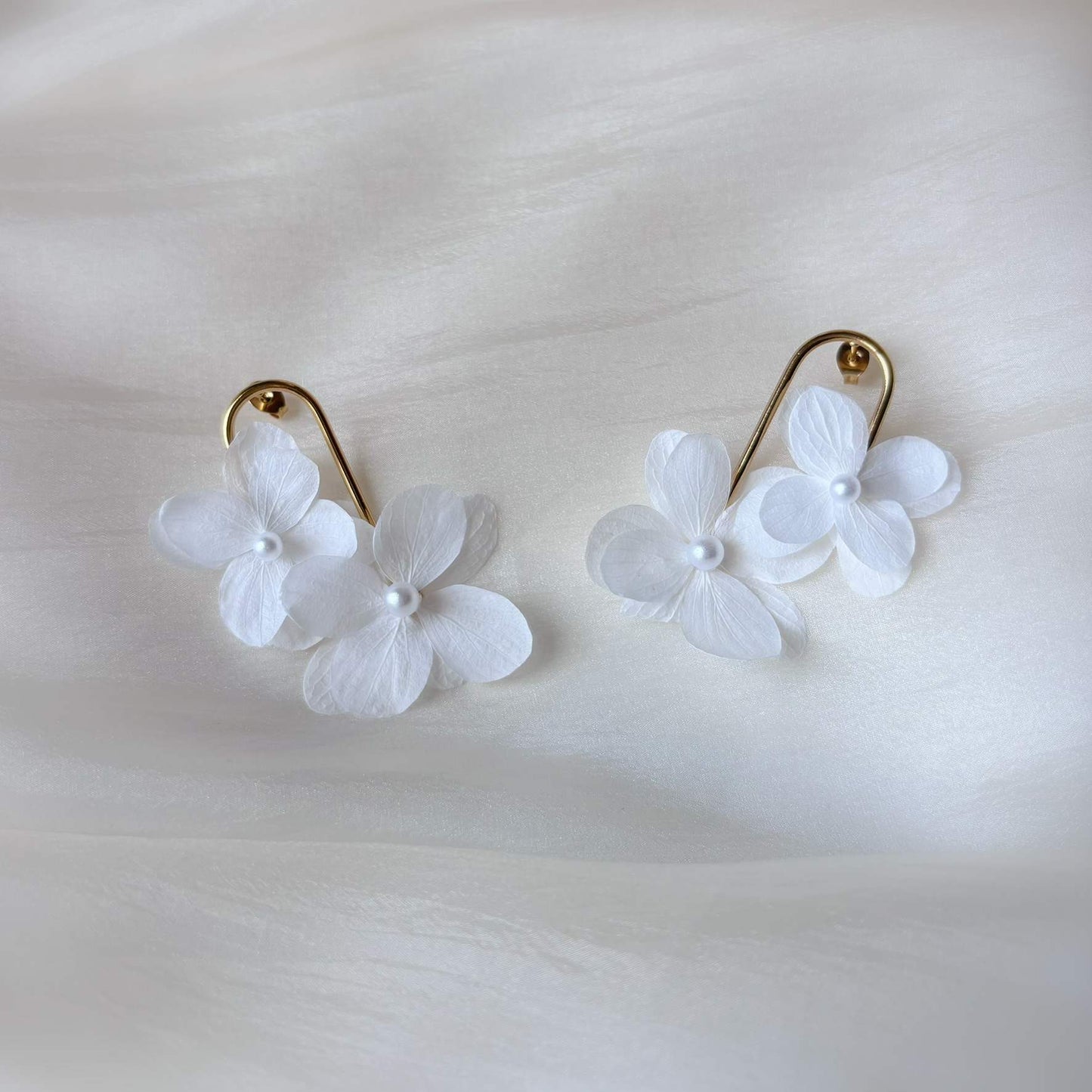 Bijoux mariage Hana&Alice, alliance de perles fines et fleurs stabilisées pour une mariée élégante.