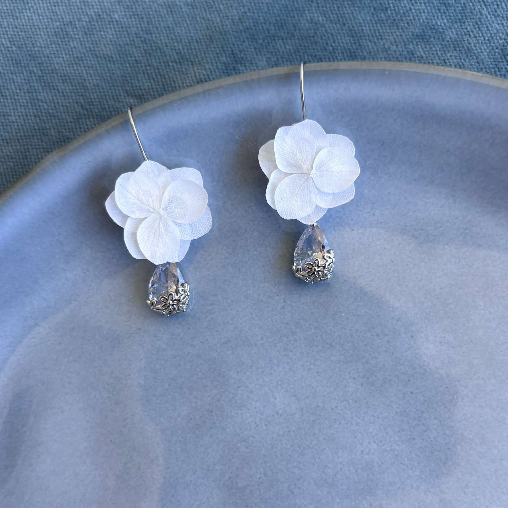 Bijoux mariage floraux : boucles d'oreilles faites main avec fleurs stabilisées et perles cristal, pour un style romantique et raffiné.