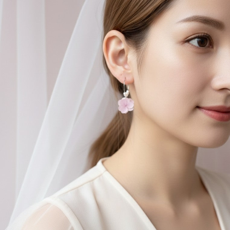 Boucles d’oreilles mariage hortensias stabilisés et perles blanches création artisanale
