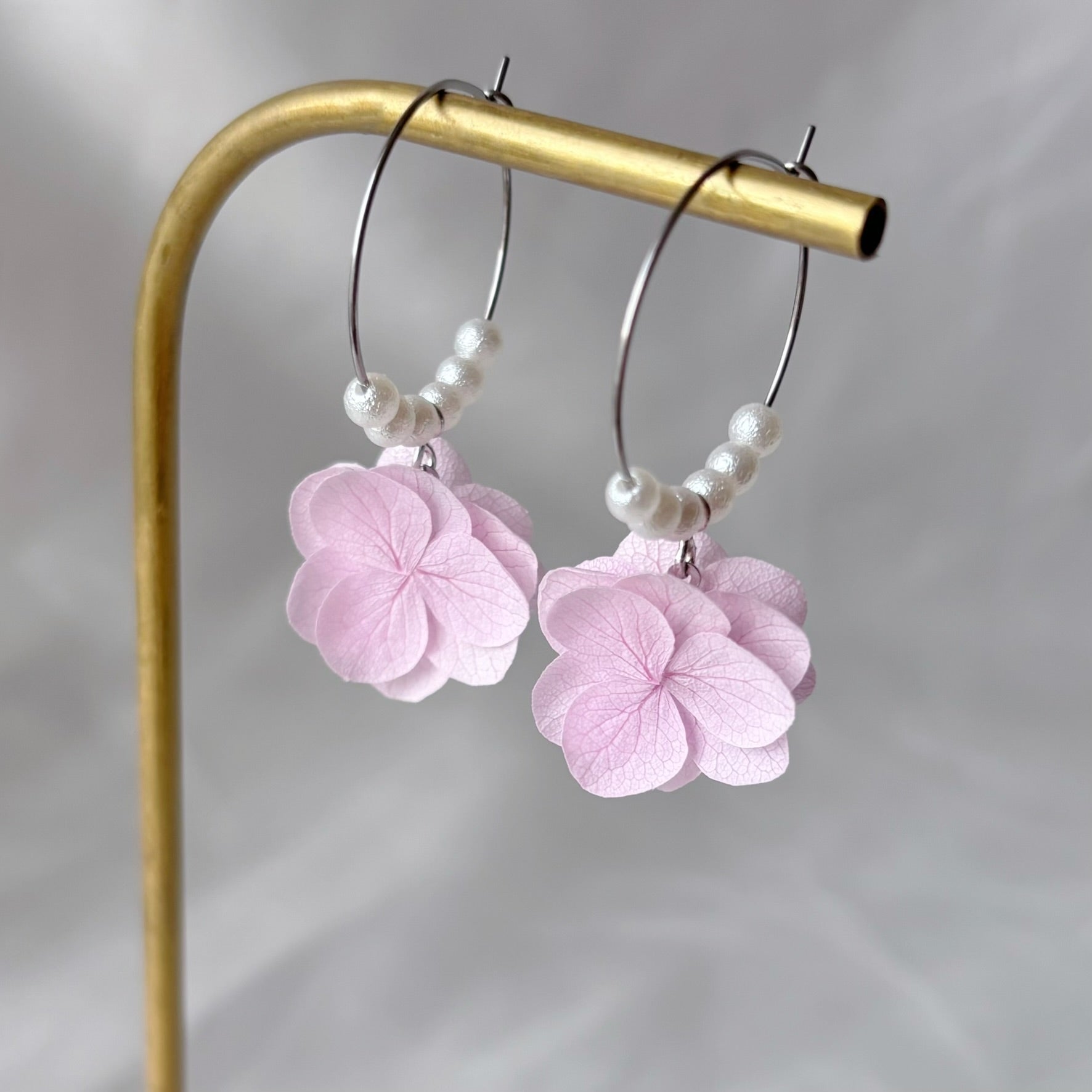 Boucles d’oreilles mariage hortensias stabilisés – accessoires mariée élégants