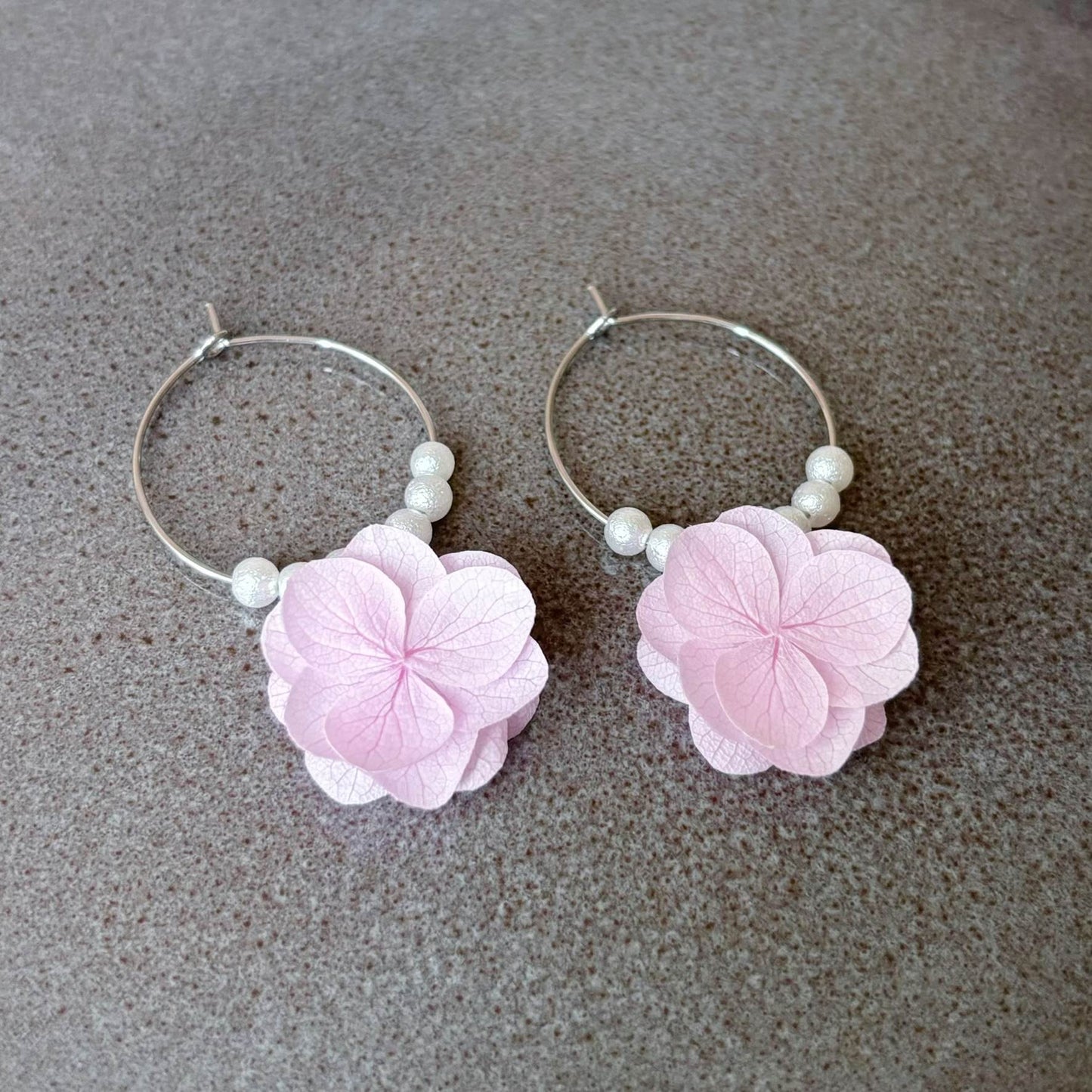 Créoles mariage fleurs stabilisées et perles blanches – bijou fait main Hana&Alice